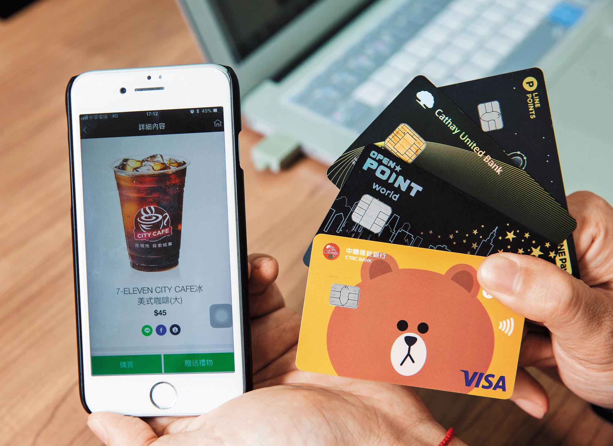 LINE Points點數不僅能兌換商品,也能當現金折抵,或贈禮給親朋好友享樂。