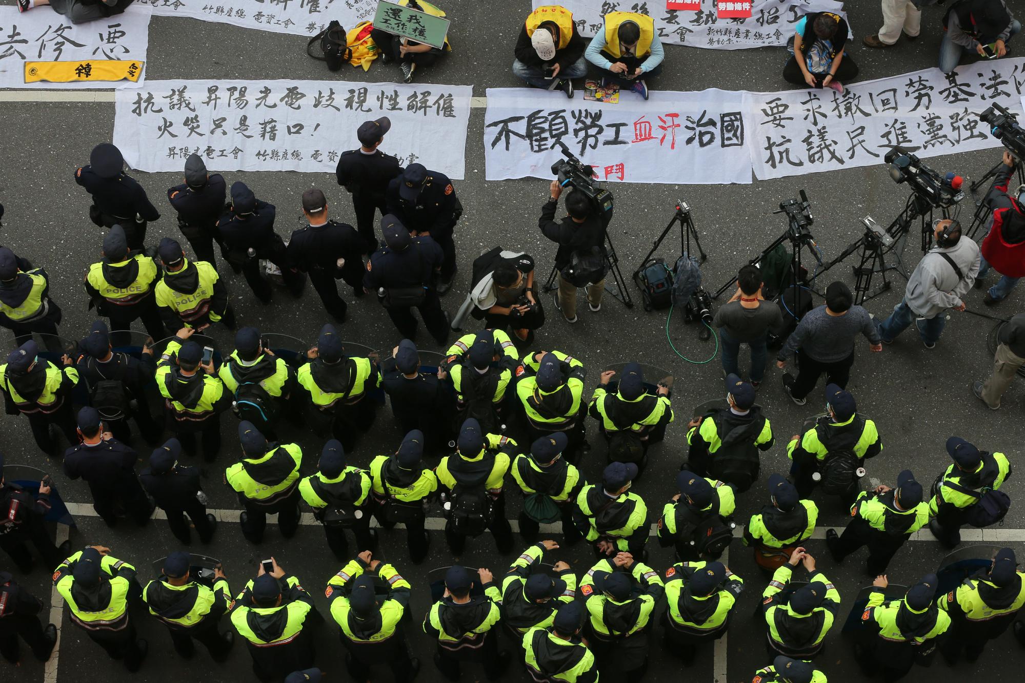 立法院外有勞工團體前來抗爭，但優勢警力以人牆把抗爭人士阻隔在院區外。