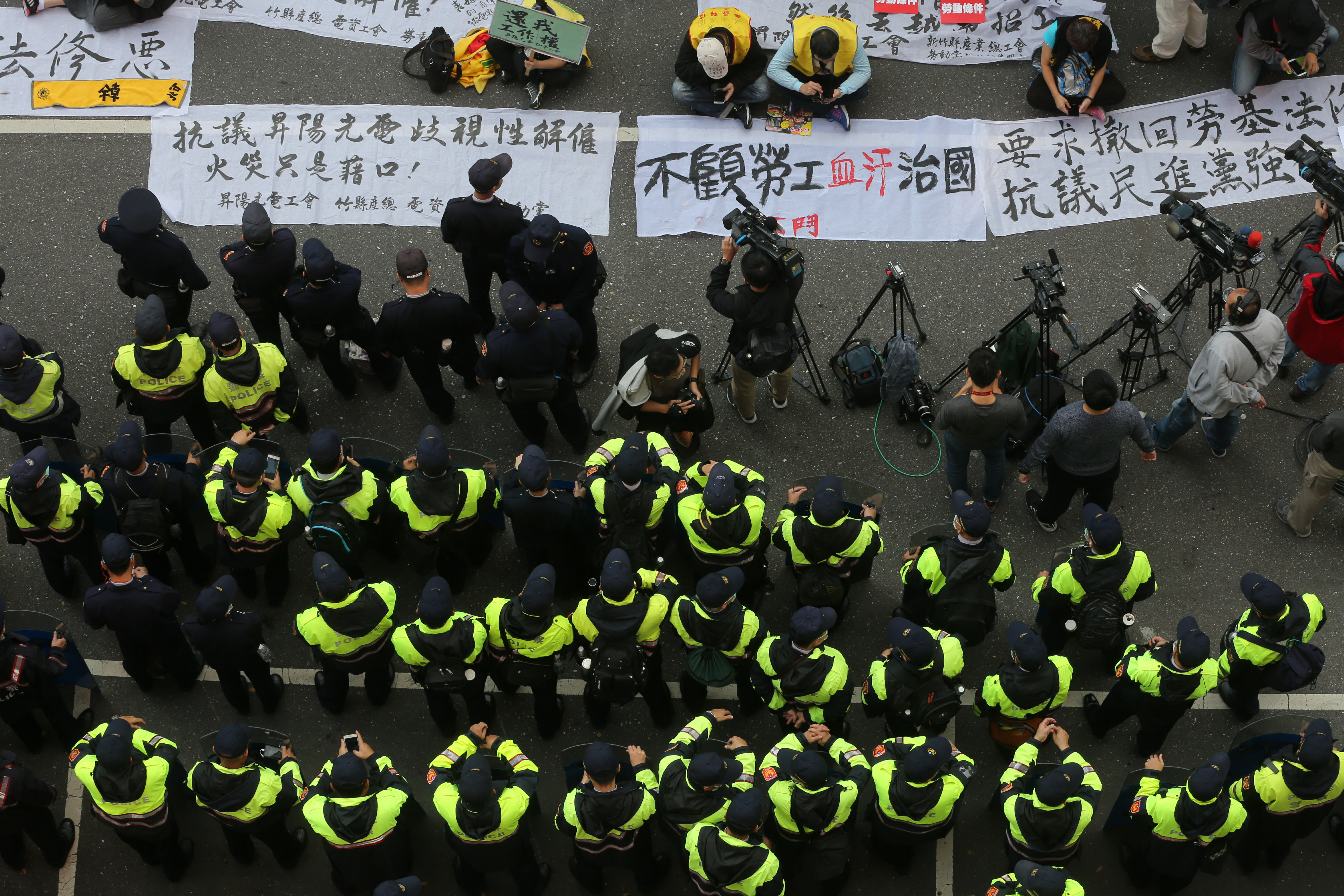 立法院外有勞工團體前來抗爭,但優勢警力以人牆把抗爭人士阻隔在院區外。