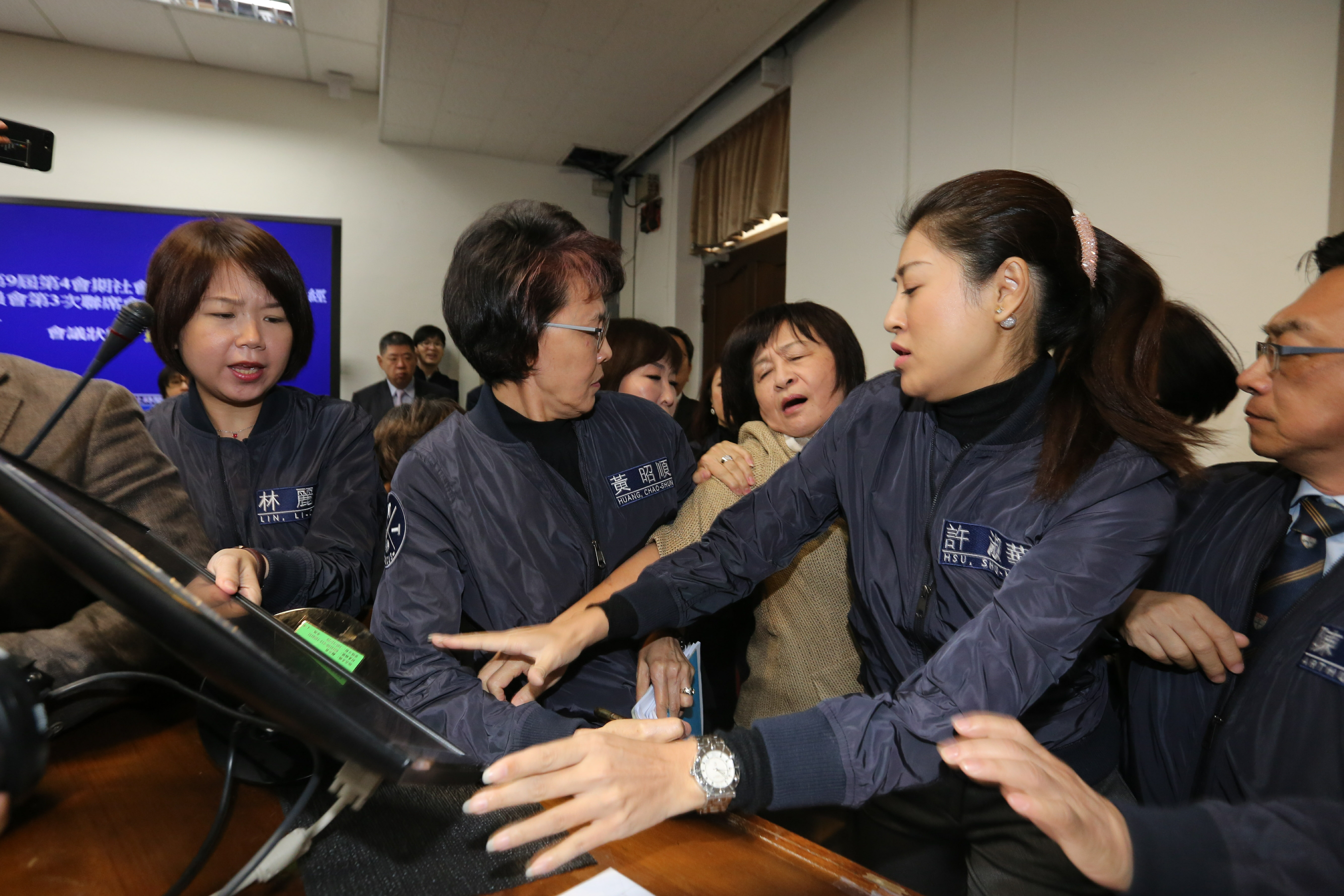國民黨立委許淑華(右2)發言時不肯離開,民進黨立委蘇治芬(右3)試圖上前阻撓又發生推擠。