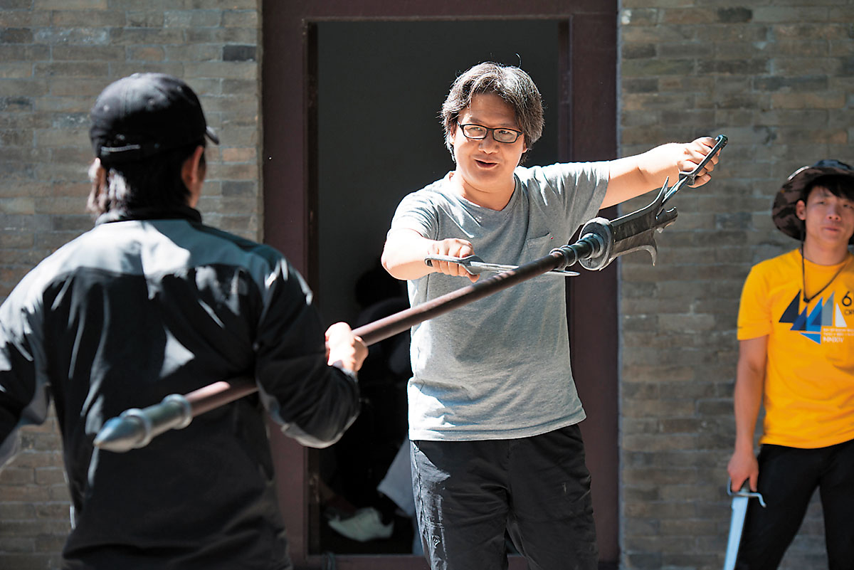 徐浩峰（右）在拍攝《師父》片場任武術指導，教練動作場面時，仍讓演員感受到蘊藏的勁力。（翻攝網路）