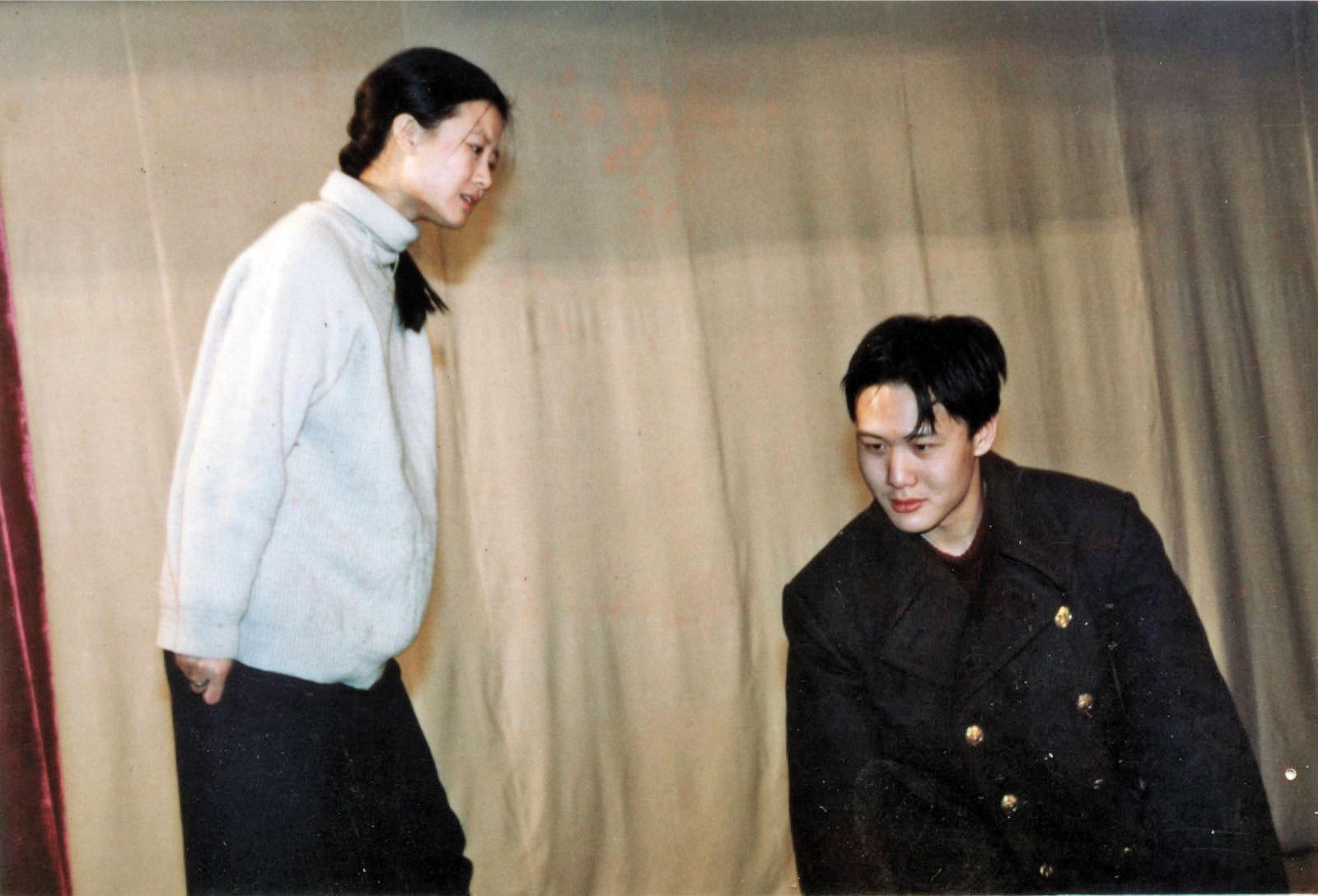 徐浩峰（右）20歲讀大一時，在舞台實踐課上自編戲劇小品《軍人與妻》，甚早展露編、導、演才華。（徐浩峰提供）