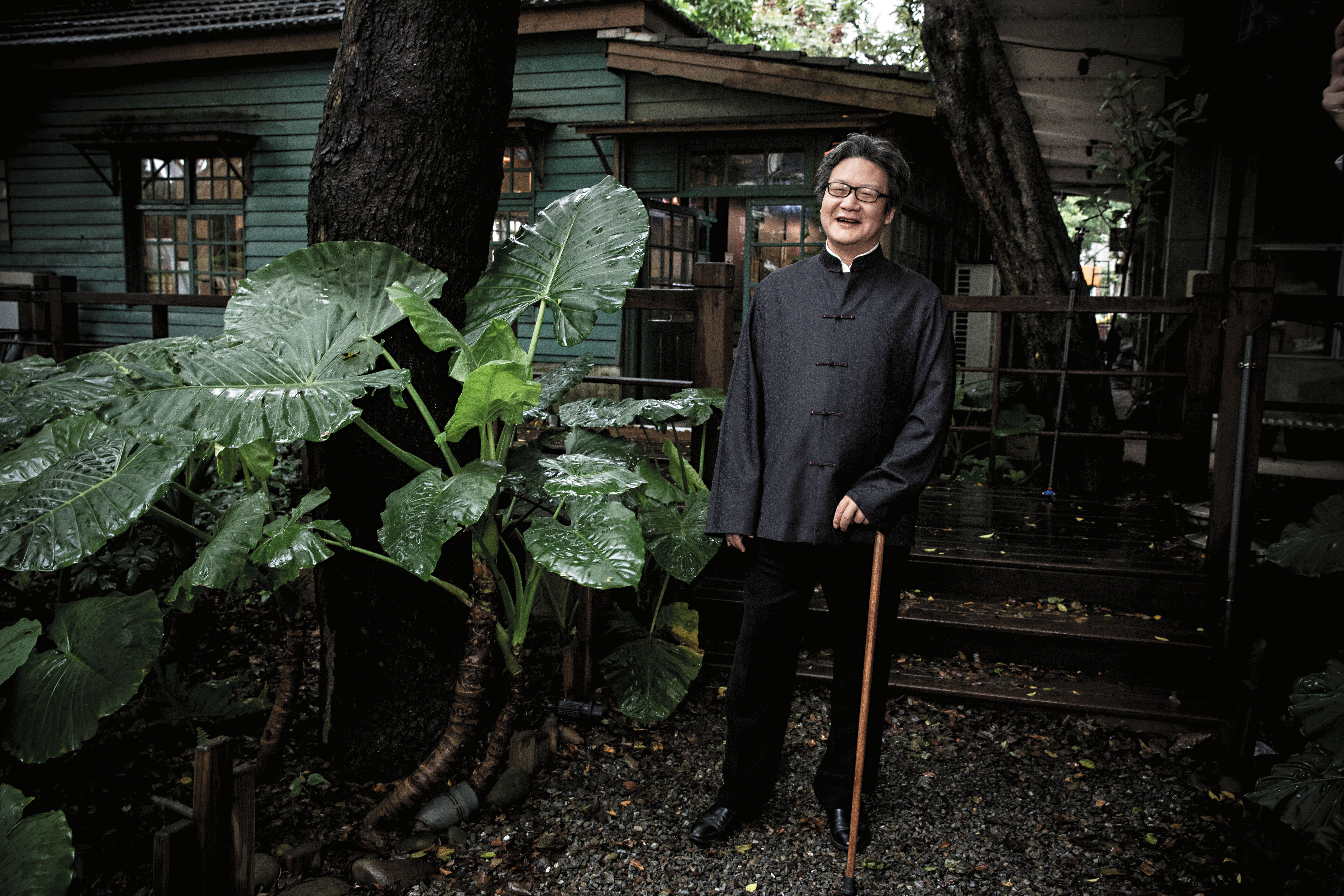 徐浩峰像《灌籃高手》中的安西教練親和可愛。雖然他說話知識含量高，但時常流露幽默感，這從他電影裡暗藏的詼諧橋段可以看得出來。