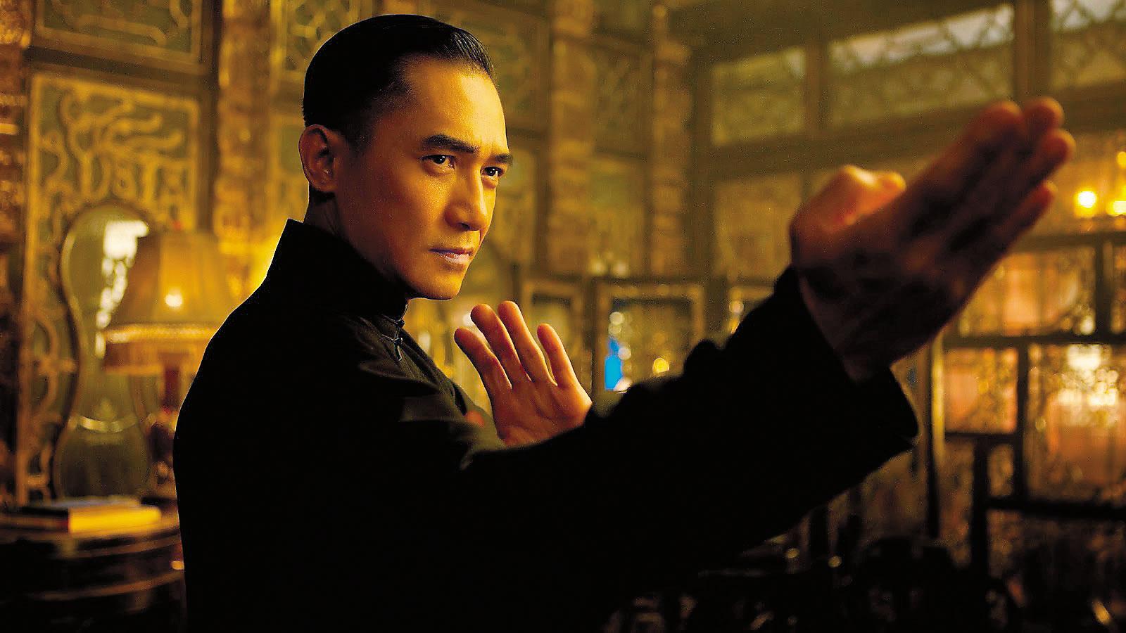 王家衛因為看了《逝去的武林》一書,而邀請徐浩峰擔任《一代宗師》編劇之一。圖為梁朝偉演出電影《一代宗師》劇照。(翻攝網路)