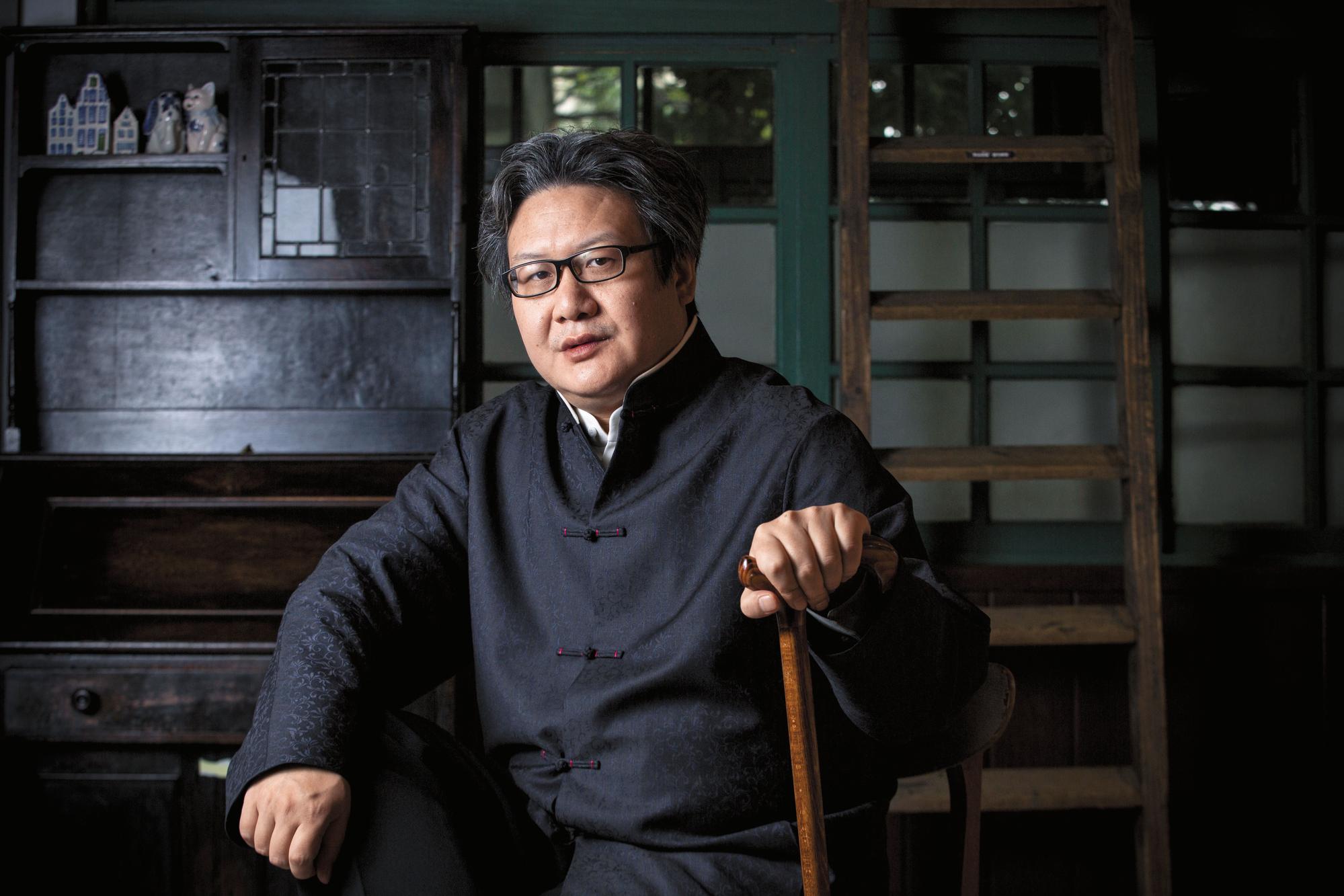 徐浩峰（圖）寫武俠小說，文字颯爽精簡，頗富新意，後來又創新武俠電影，影評人聞天祥說：「他把武俠片從天上拉回地上，一招一式皆有本可循，令人耳目一新。」