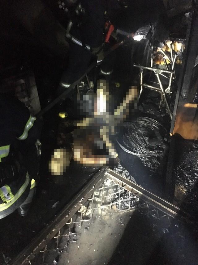 清理火場時驚見1具焦屍。(消防局提供)