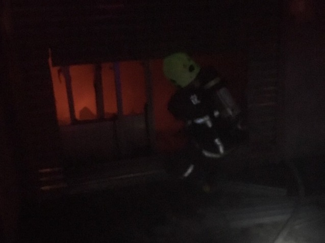 消防人員抵達現場時，大火已經吞噬了整棟平房。（消防局提供）