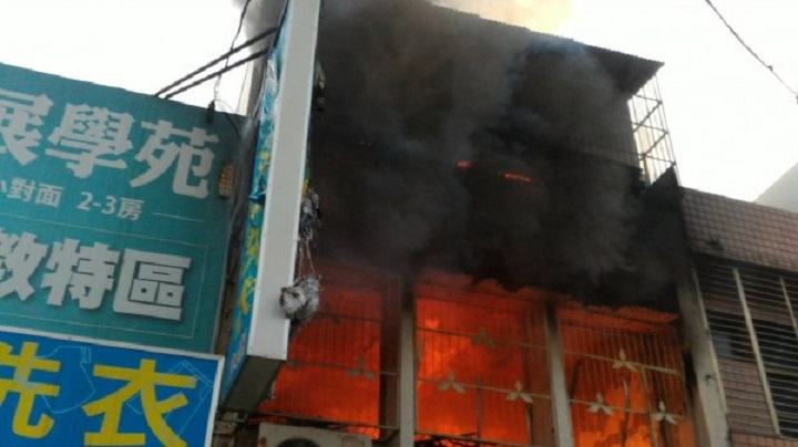 龍潭一處民宅清晨大火，吳姓男子因吸入過多濃煙死亡。（消防局提供）