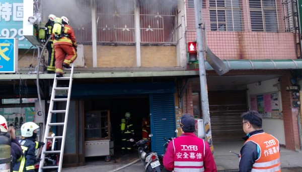 消防人員趕抵現場,迅速控制火勢,但已經救不回吳姓男子。(消防局提供)