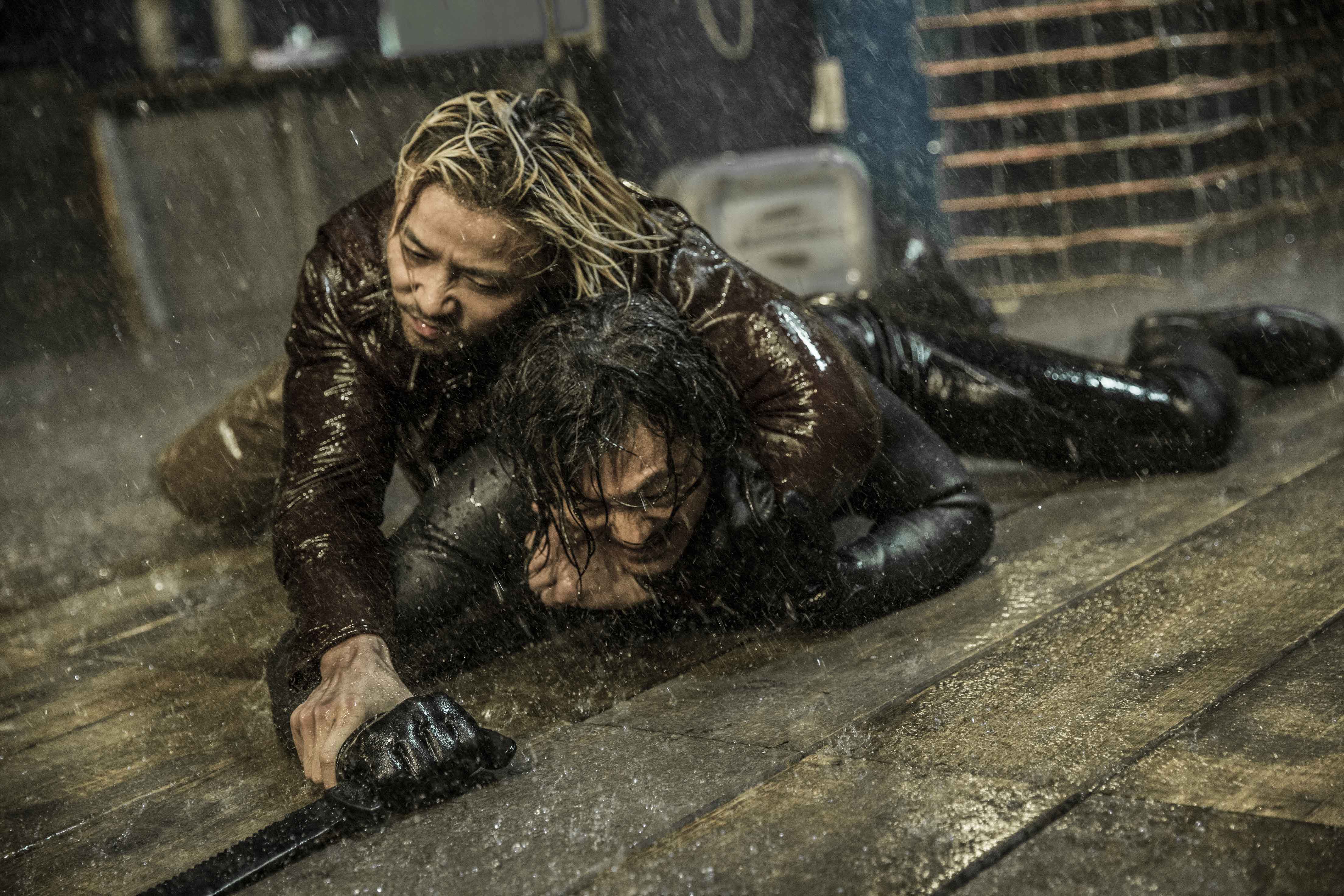 電影《狂獸》耗資新台幣5億元打造路上槍戰、水中激鬥的鏡頭，由張晉與余文樂首度合作，兩人在片中都顛覆以往形象。（華映提供）