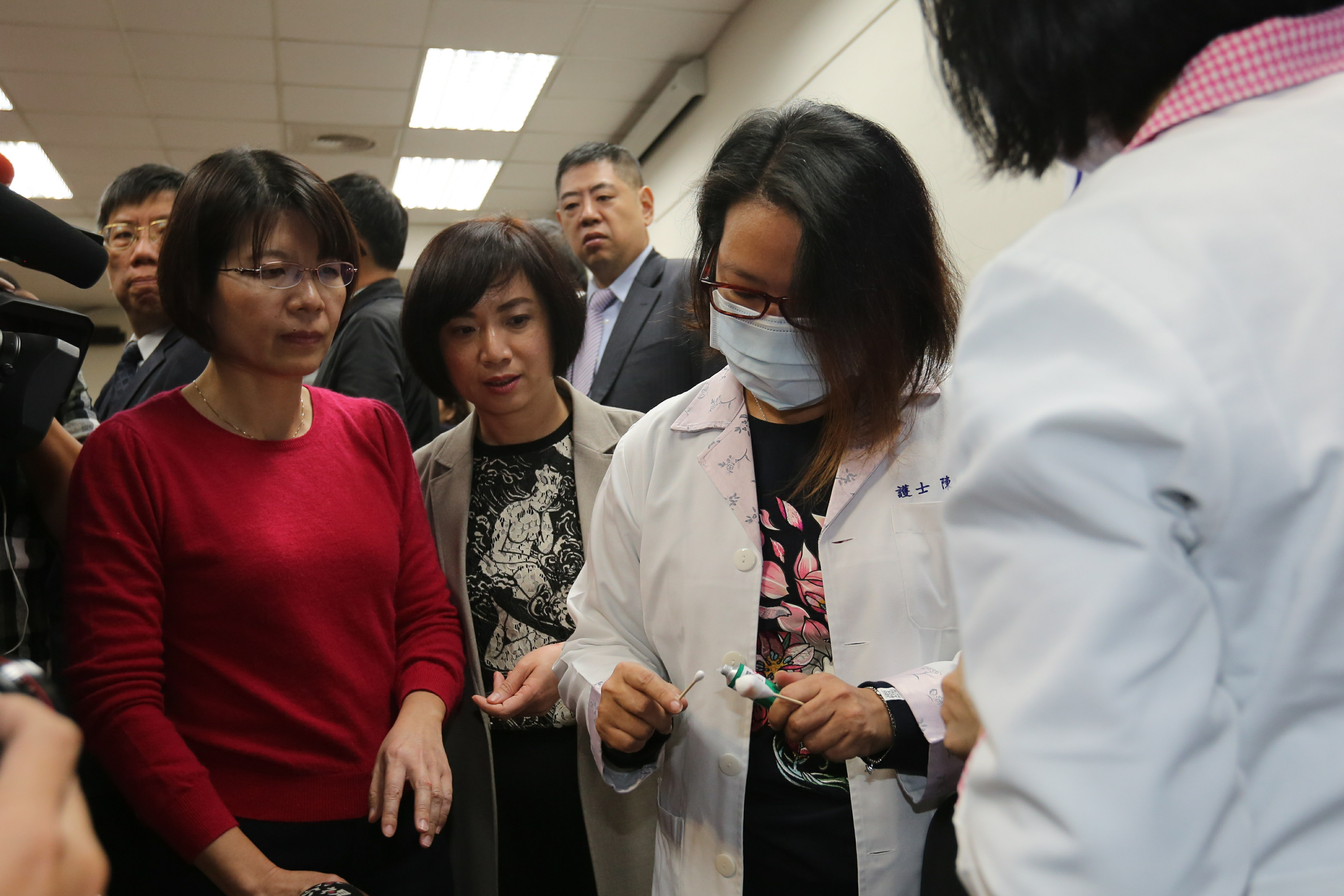 民進黨立委黃秀芳（右1）、何欣純（右2）在推擠衝突中受到皮肉傷，立法院醫務室派人為2人擦藥。