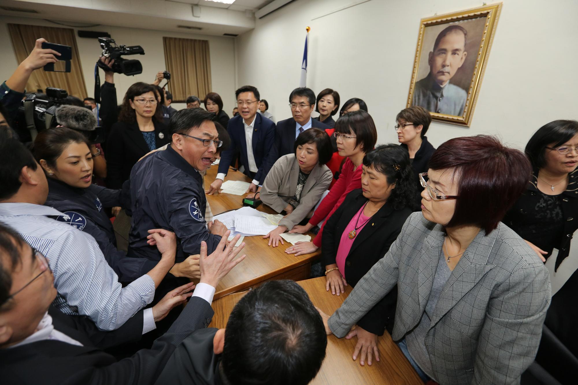 因召委林靜儀宣告以表決停止第24條草案討論，國民黨立委陳宜民（左3）等人衝上前爆發推擠衝突。