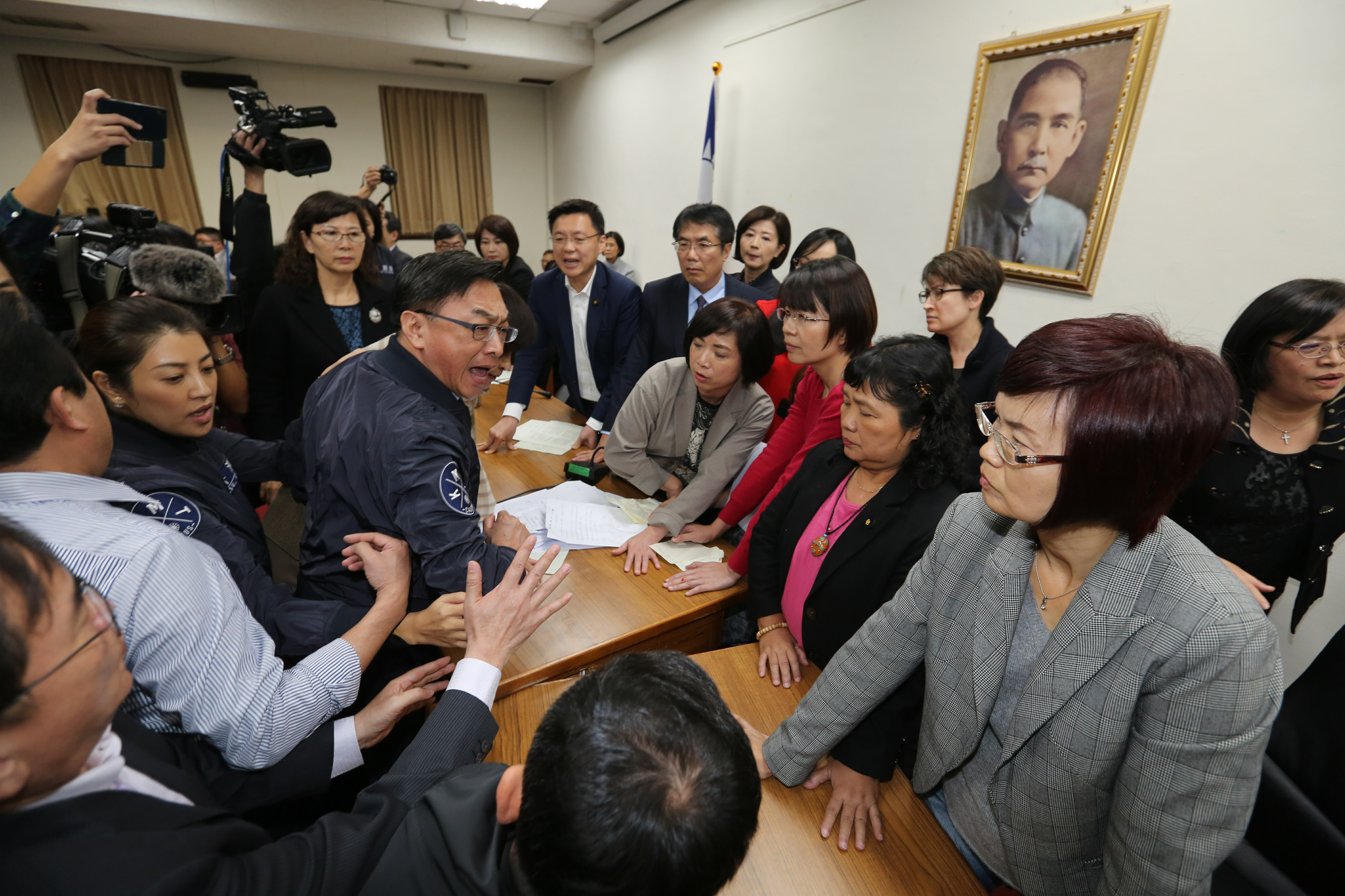因召委林靜儀宣告以表決停止第24條草案討論，國民黨立委陳宜民（左3）等人衝上前爆發推擠衝突。