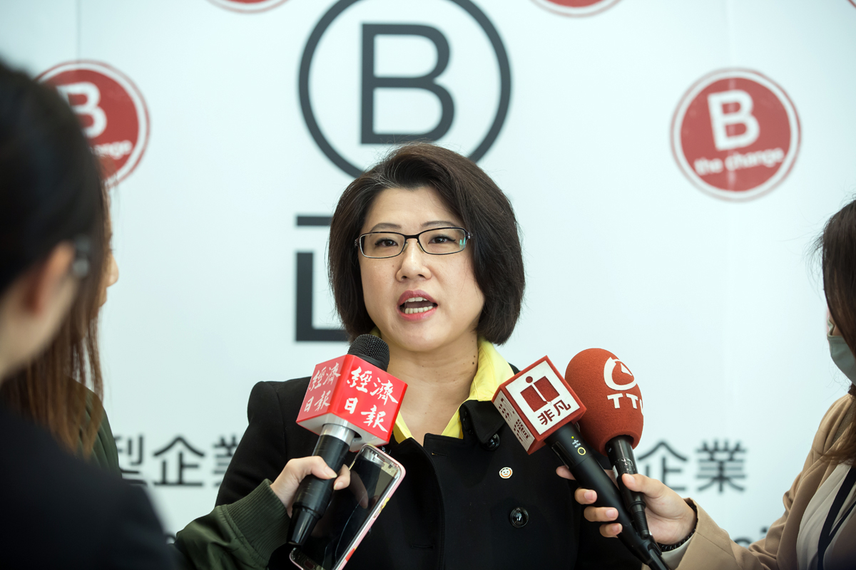 與員工互動輕鬆自然的駱怡君，暢談王道銀透過B型企業認證「體檢」公司體質歷程。
