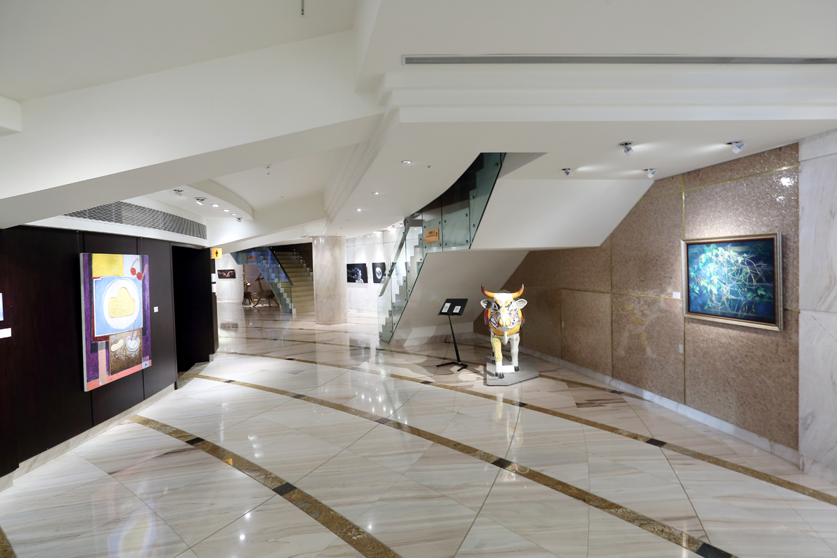 環顧整個大廳氛圍，好像走進文化廳，而不是一家銀行。