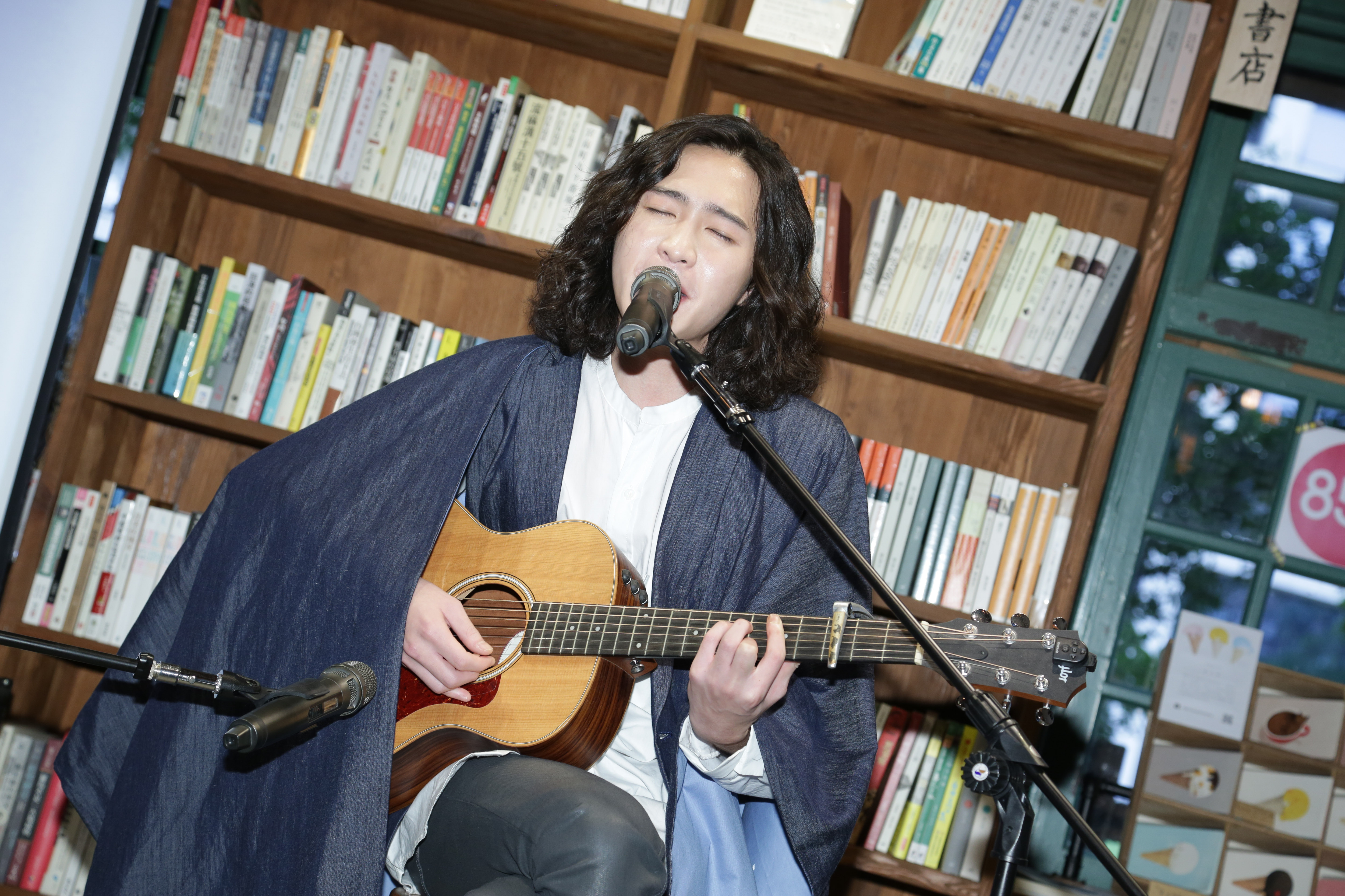 許含光出身文藝世家，會寫歌之外也會寫詩。