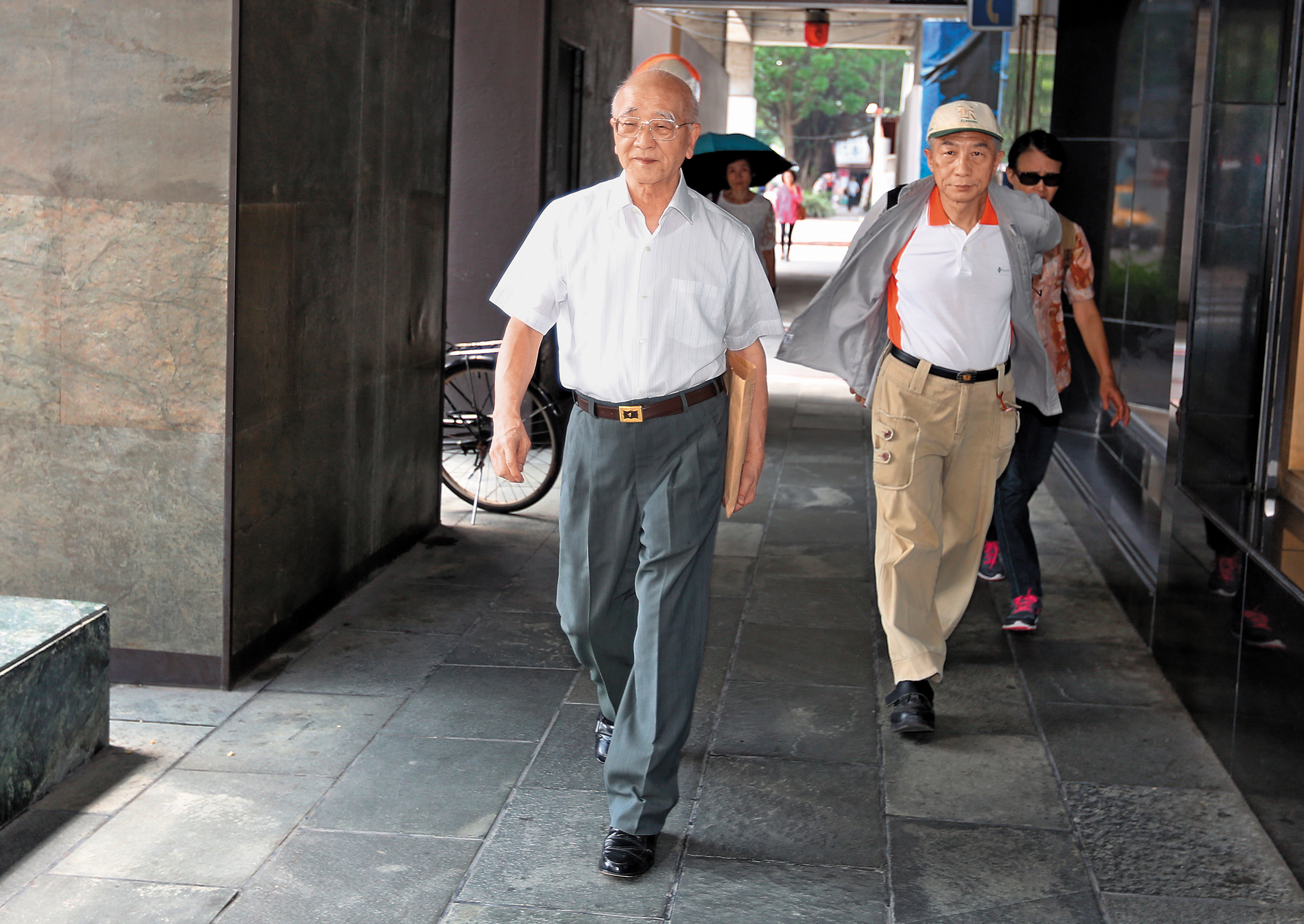 國語日報董事長林昭賢（前）原本上週傳出有意請辭，但發現其餘董事無意修改章程後，決定不辭要做到明年80歲退休。