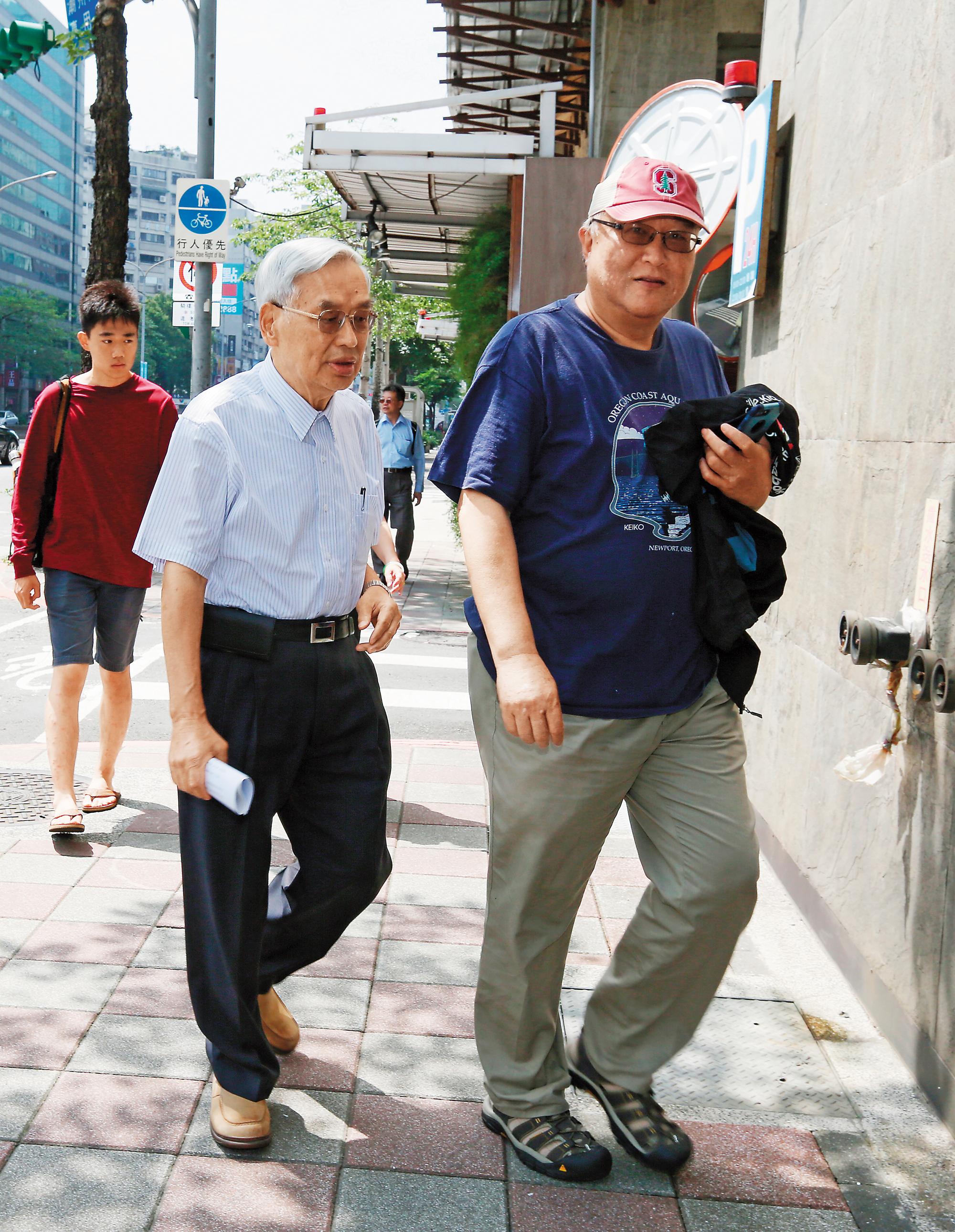 院士派董事以中研院院士曾永義為首，一度被推舉為董事長，與林昭賢形成二派對決。
