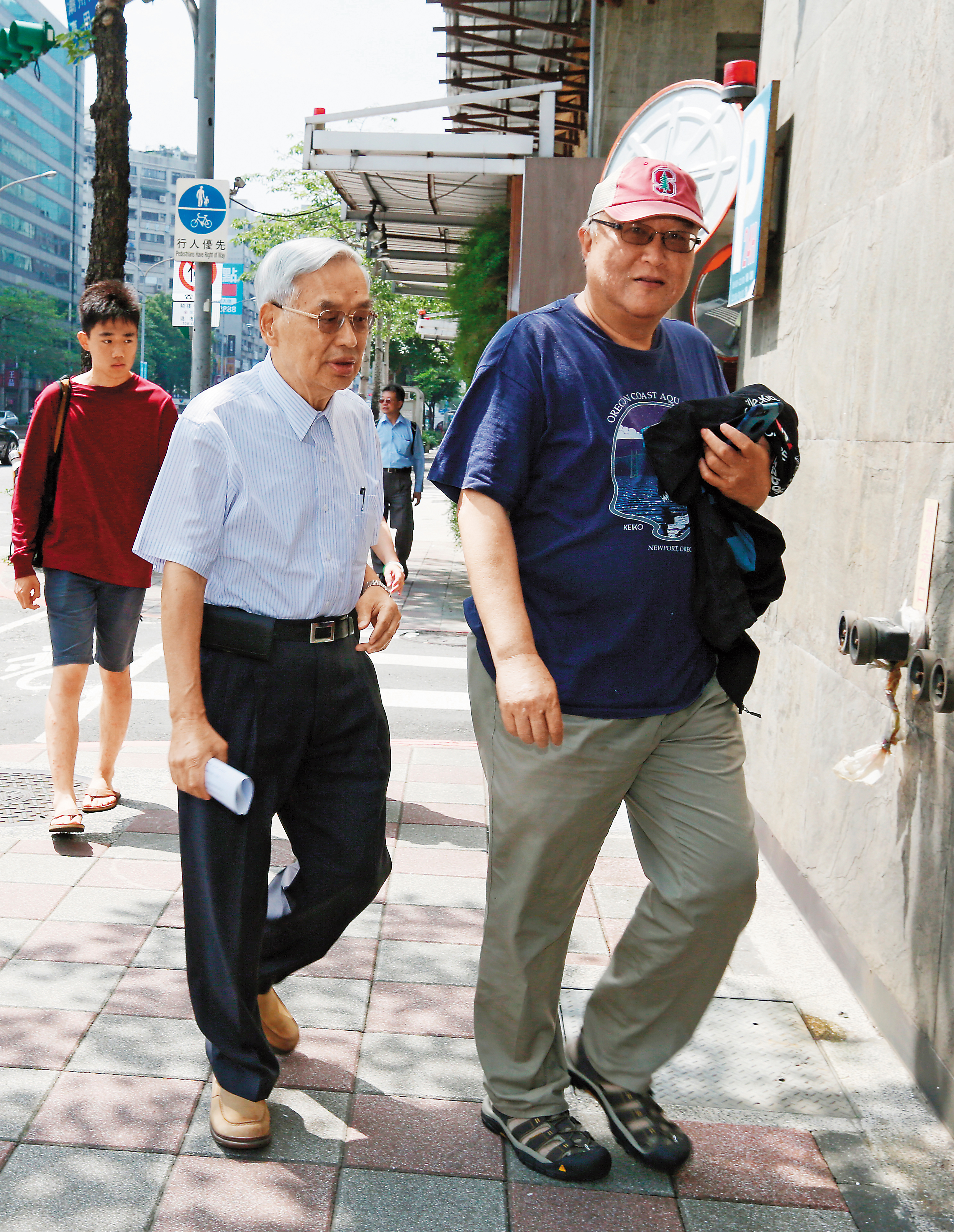 院士派董事以中研院院士曾永義為首，一度被推舉為董事長，與林昭賢形成二派對決。