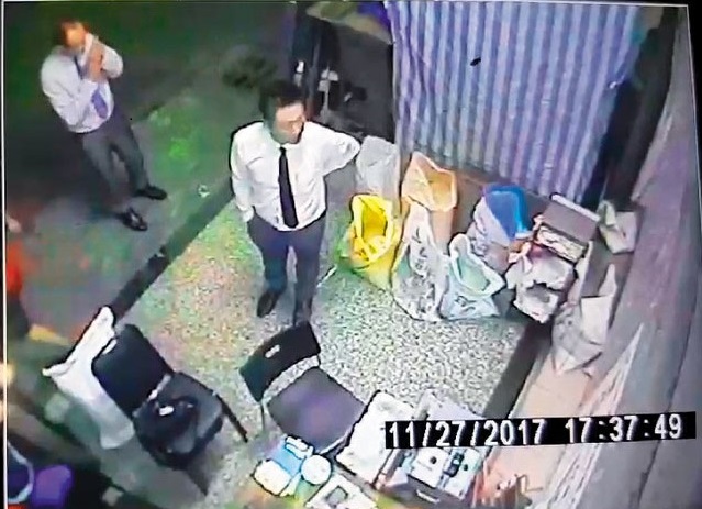 2名疑似為錢莊討債的男子來到高雄漢口街的米店，就是壓倒米店夫妻的最後一根稻草。