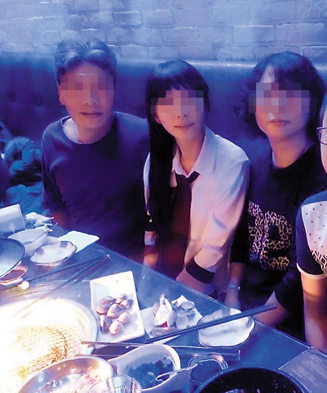 米店千金莊女（中）表示，老實純樸的爸媽不但沒有外傳的賭債，更是很努力撐住米店招牌，幾乎全年無休。圖為家庭聚會合照。（翻攝自莊妻臉書）