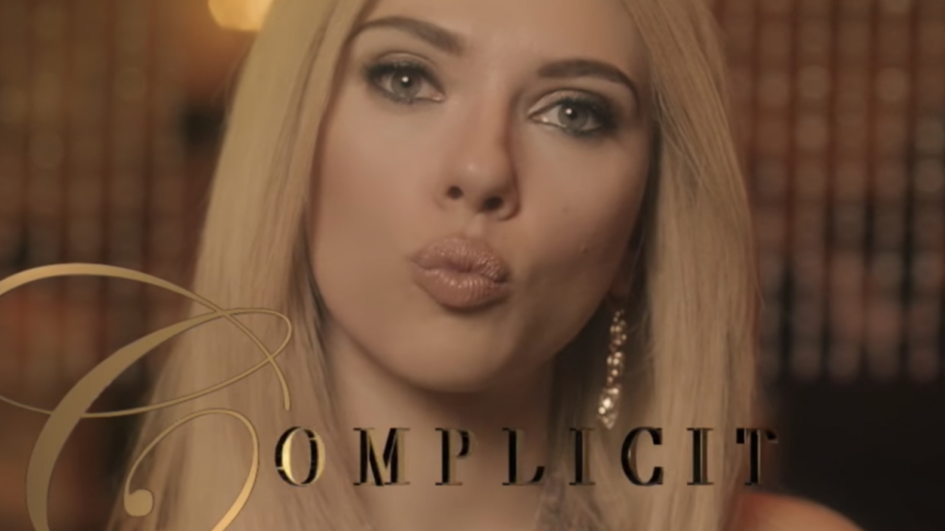 女性史嘉蕾喬韓森在《週末夜現場》模仿伊凡卡川普，讓「complicit」成了熱門的英文查詢詞。（網路截圖）