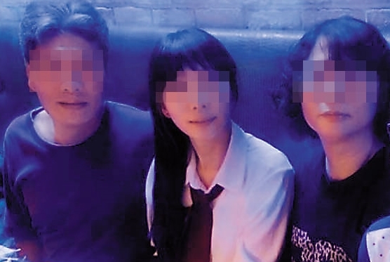 米店千金莊女(中)表示,老實純樸的爸媽不但沒有外傳的賭債,更是很努力撐住米店招牌,幾乎全年無休。圖為家庭聚會合照。(翻攝自莊妻臉書)