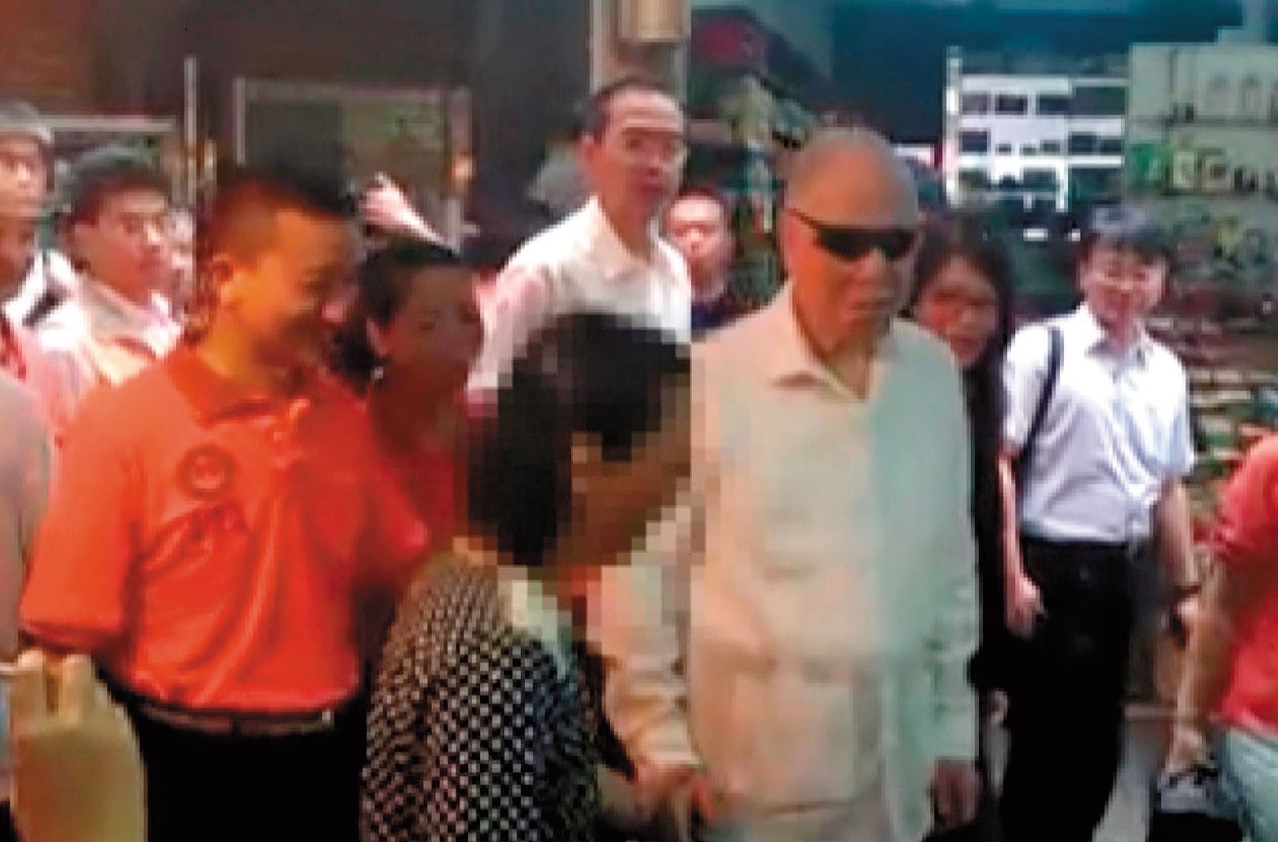 高雄三鳳中街老字號的米店,在當地相當有知名度,前總統李登輝(右二)曾經前往,莊妻還趨前介紹。(翻攝自臉書)