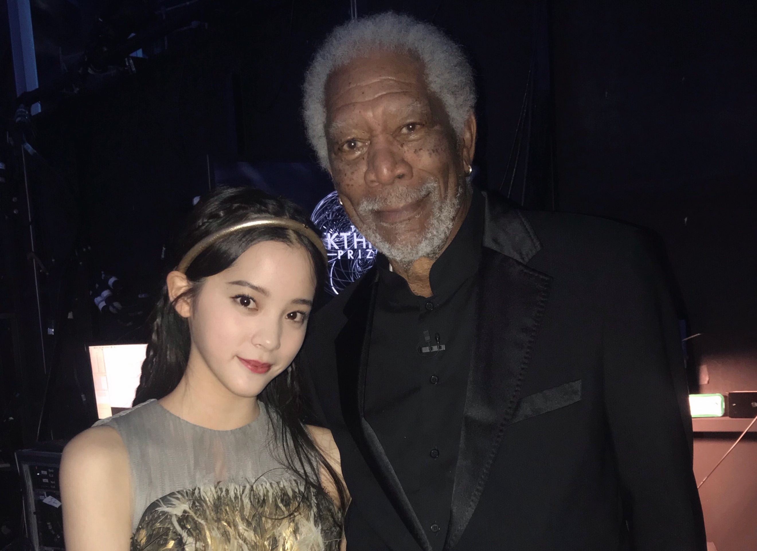  歐陽娜娜參加的「第六屆科學突破獎」頒獎典禮，主持人是知名影星摩根費里曼（Morgan Freeman)。（EMI提供）