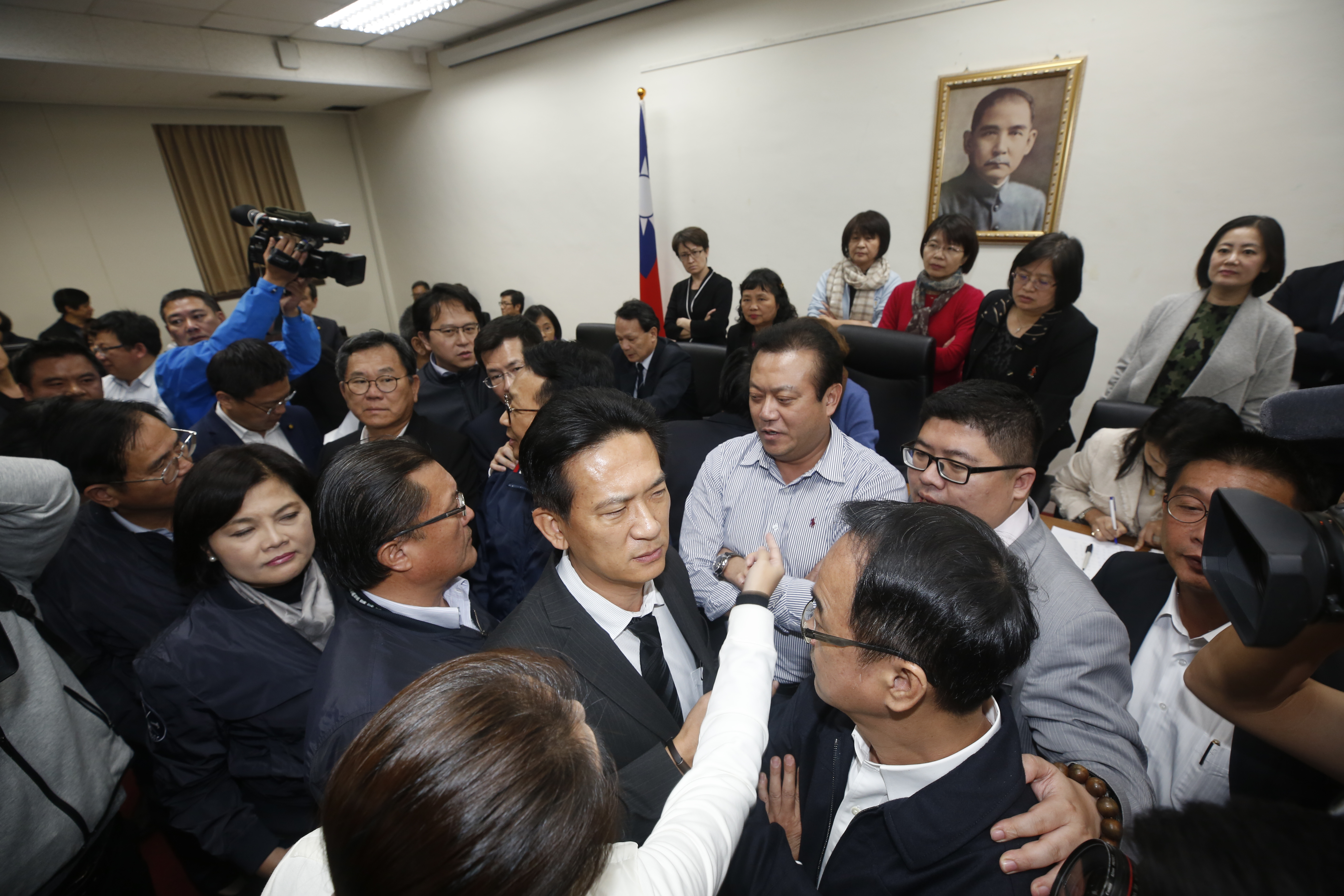 因召委林靜儀宣告表決，國民黨立委又群起衝上前，民進黨立委也在主席台前確保表決不受影響。