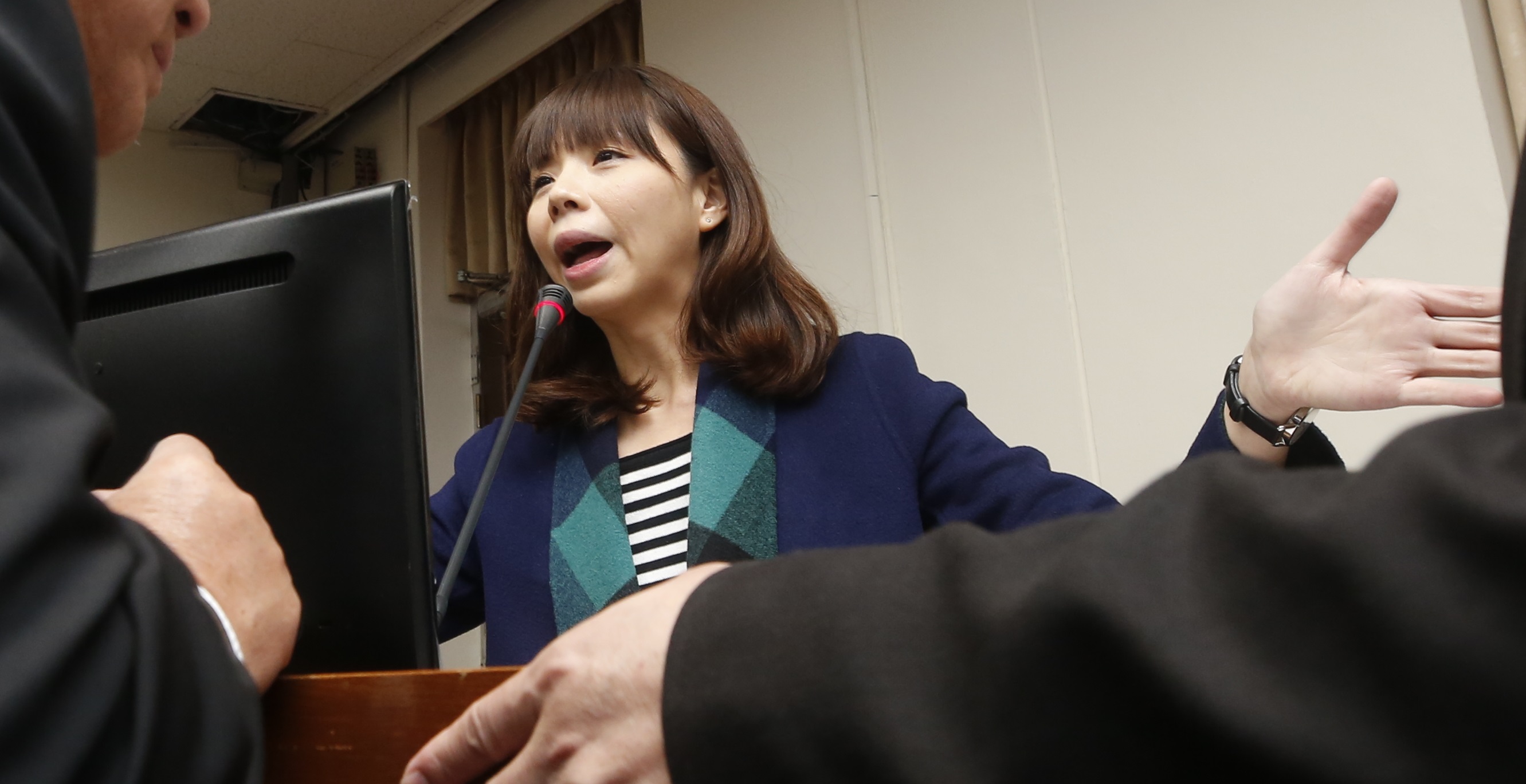 時代力量立委洪慈庸在發言台發言超過1小時。