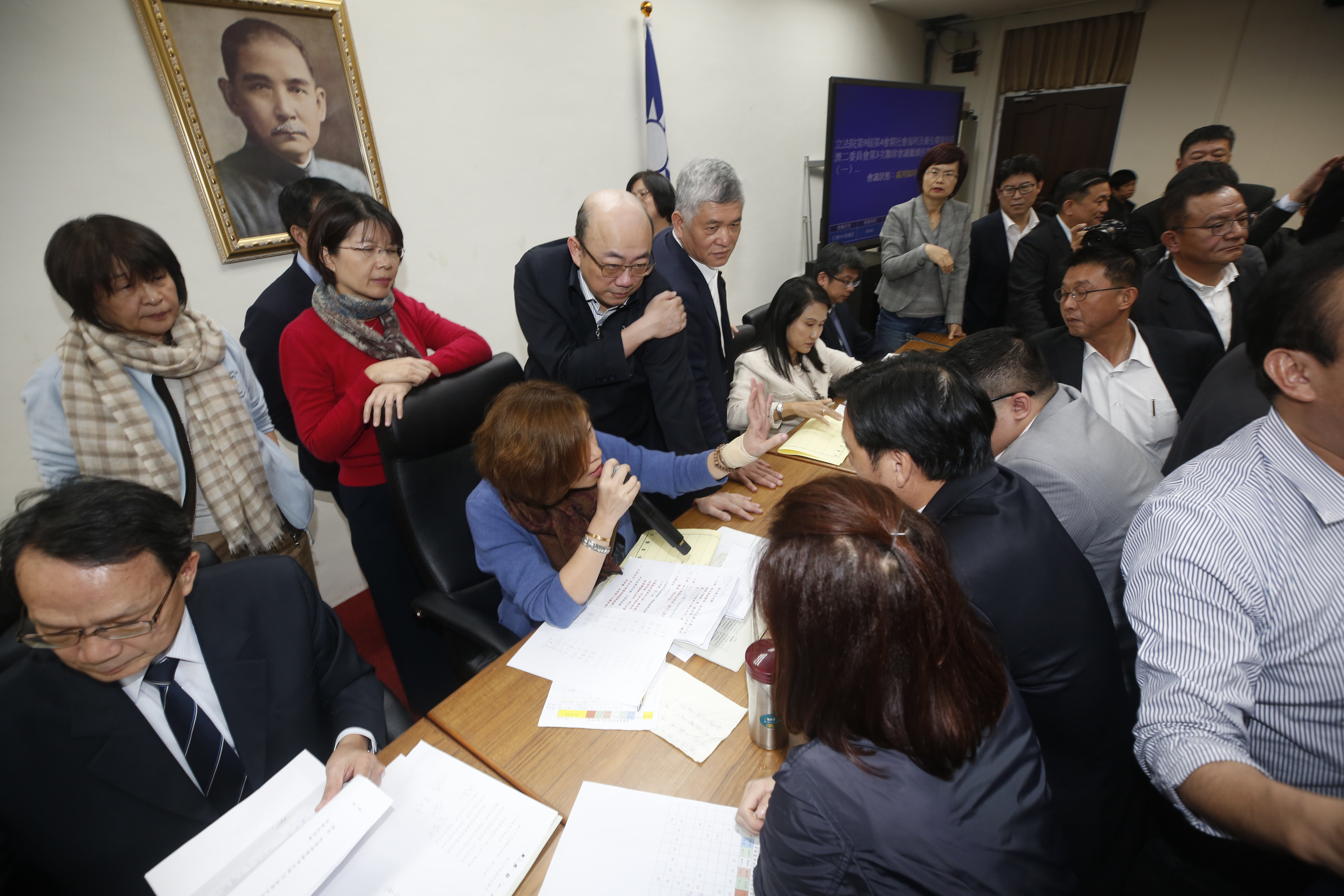 民進黨籍衛環委員會召委林靜儀（手持麥克風者）深夜宣告停止討論，將所有提案都保留送出委員會，完成《勞基法》初審。