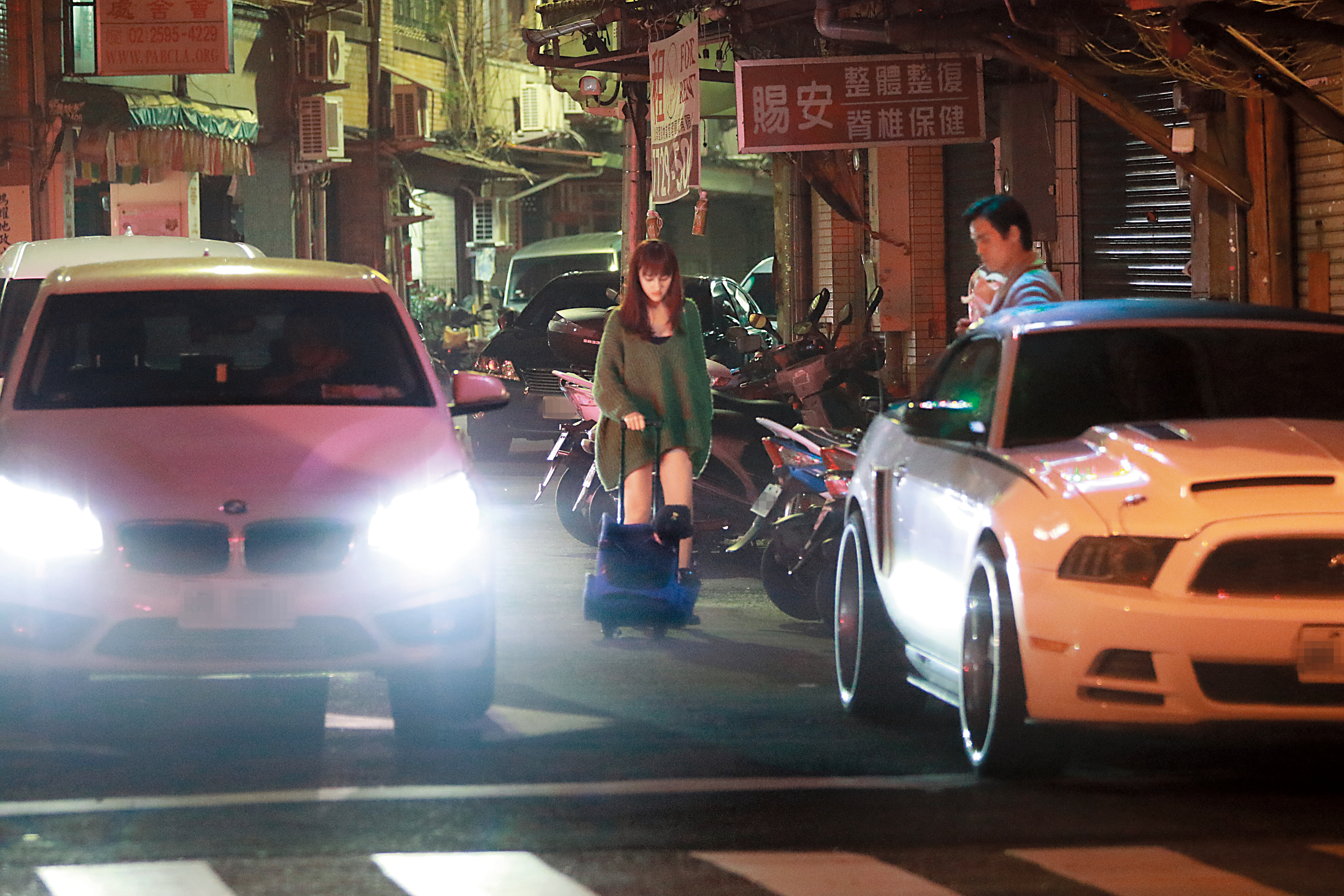 21：40　GINO停好車後，夏宇禾推著寵物拖車從副駕駛座下車。