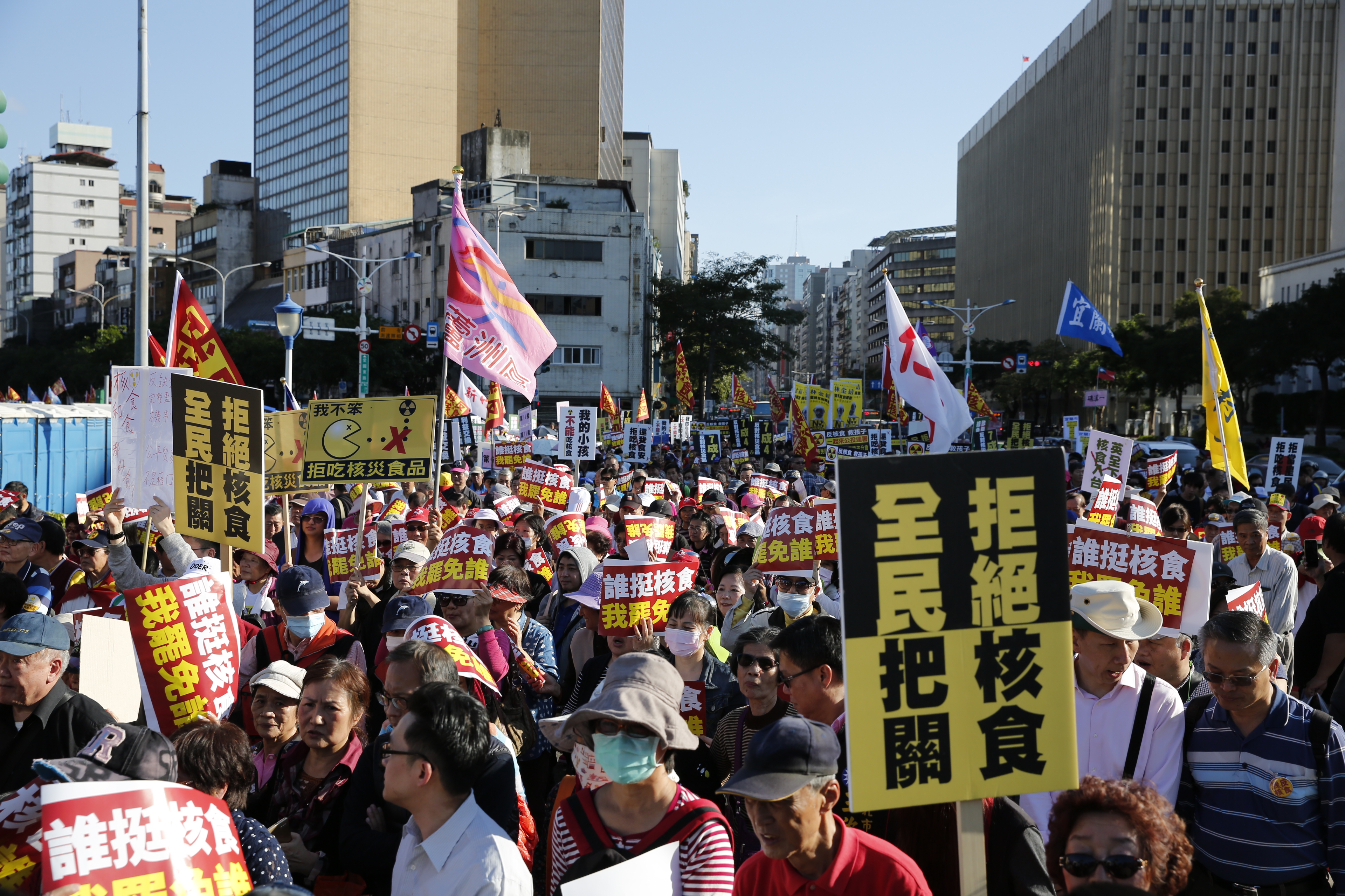 日本核食已經敲門叩關，就等著台灣這邊應聲開門。然而小老百姓與食安團體，心中只有零檢出，很難接受核食。