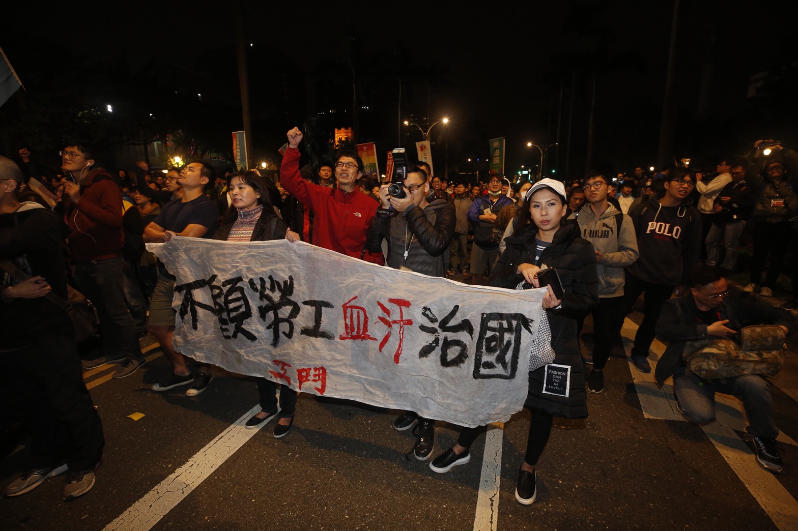 勞工團體灑冥紙表達不滿，現場零星衝突不斷。