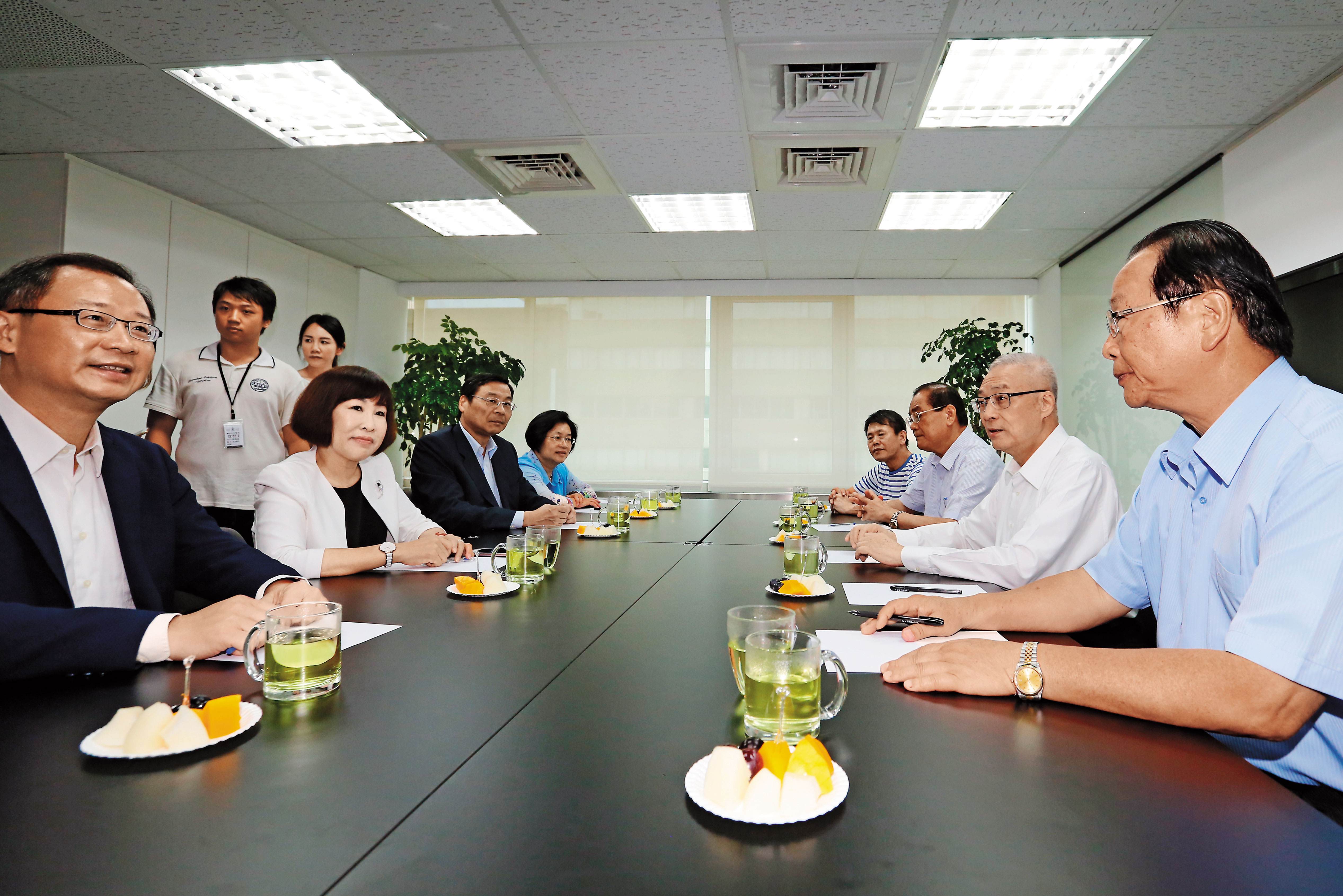 吳敦義（右2）日前個別約立委會談，掌握黨內與地方狀況，首波提名將於20日出爐，第一個初選的彰化縣以立委王惠美（左排藍上衣）呼聲最高。