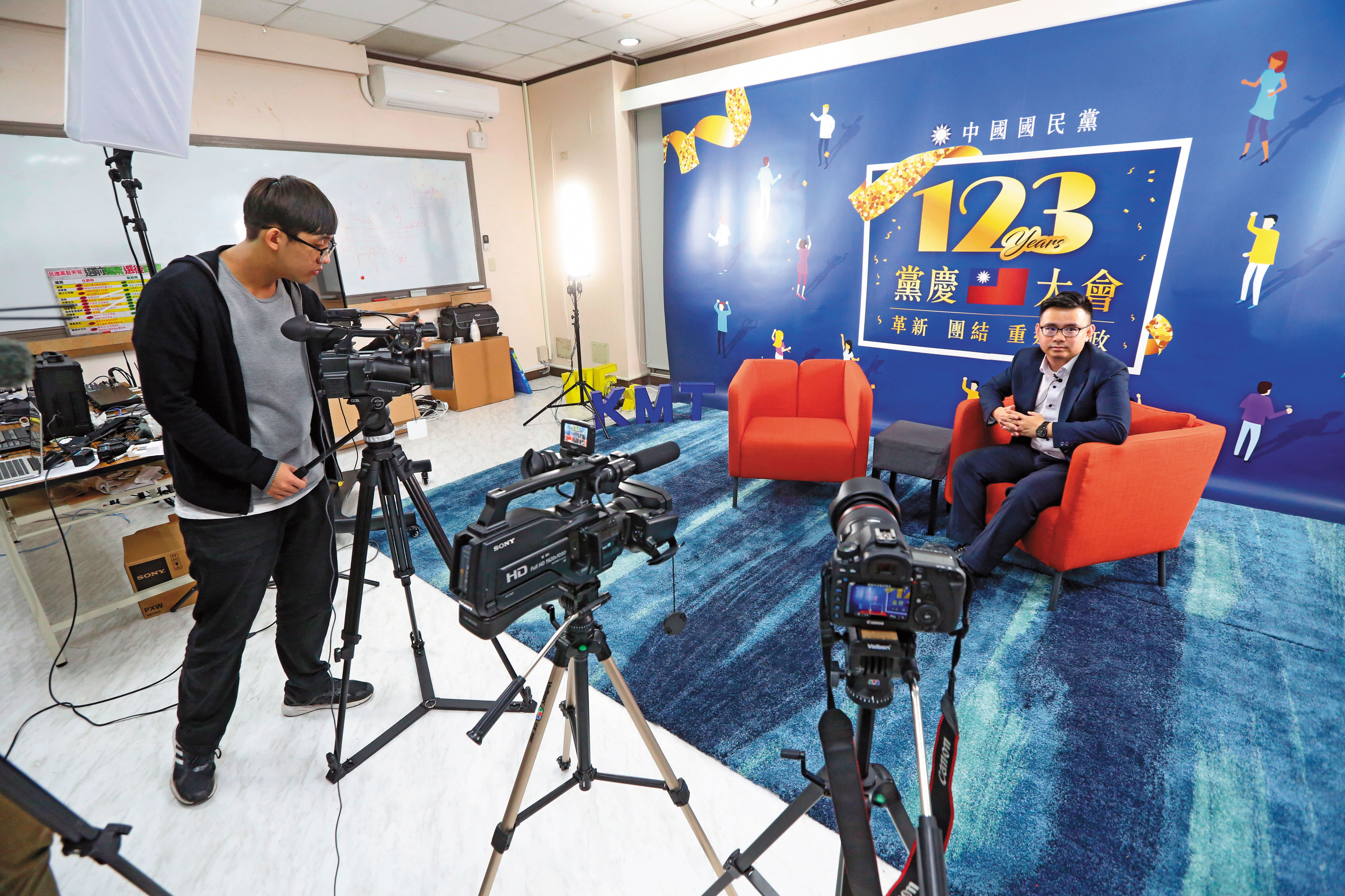 國民黨架設全新攝影棚，進行網路直播節目「Tell Me餵什麼」，找網紅、藝人直播，盼開拓網路支持群眾。