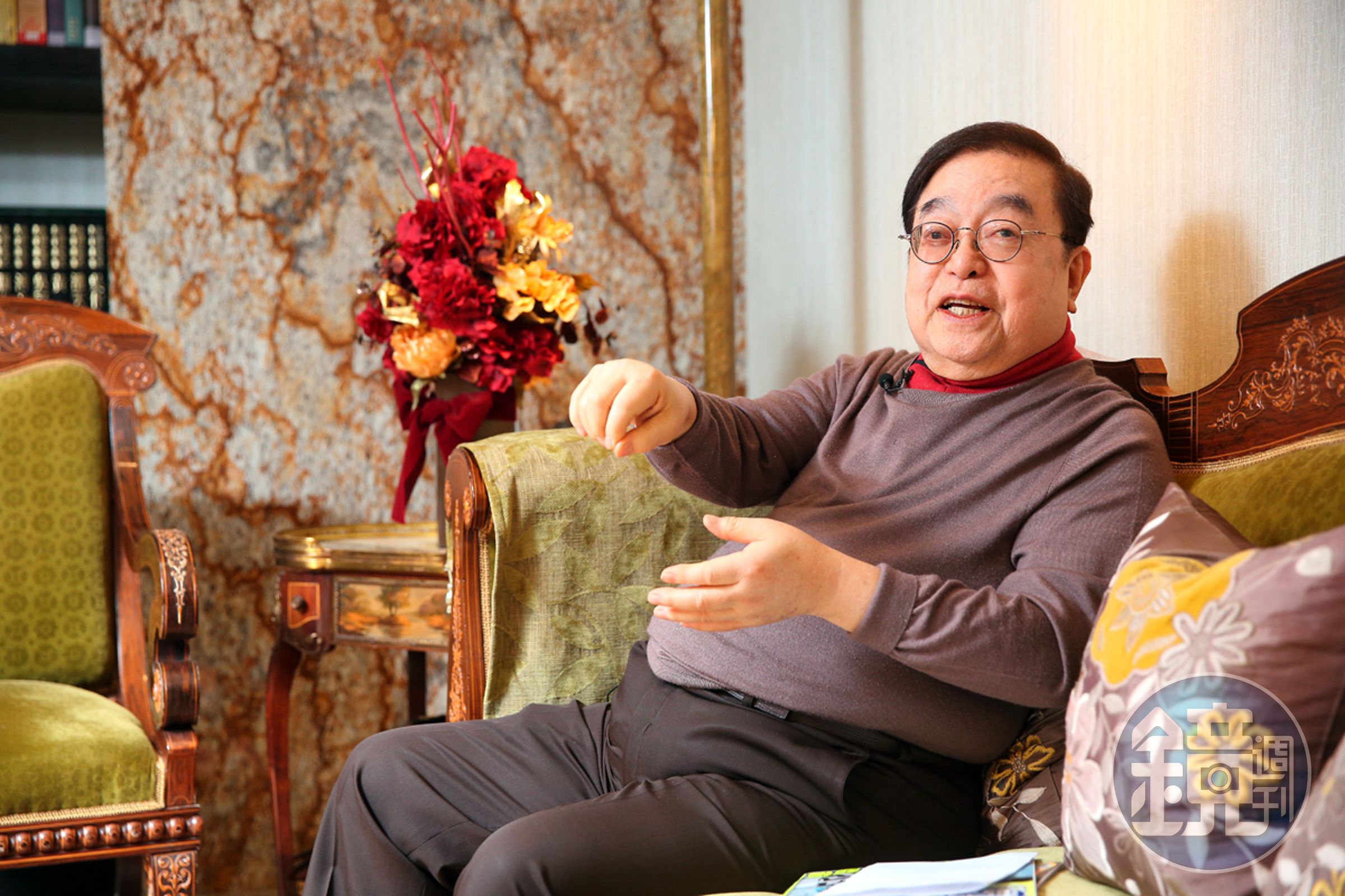 環顧「海峽會」董事長辦公室，「從案上清朝銅器擺設到牆壁旁的衣桿都是藝術品。」蔡辰男還提及所坐的是20年前收藏出自法國皇室路易13整套沙發組合。