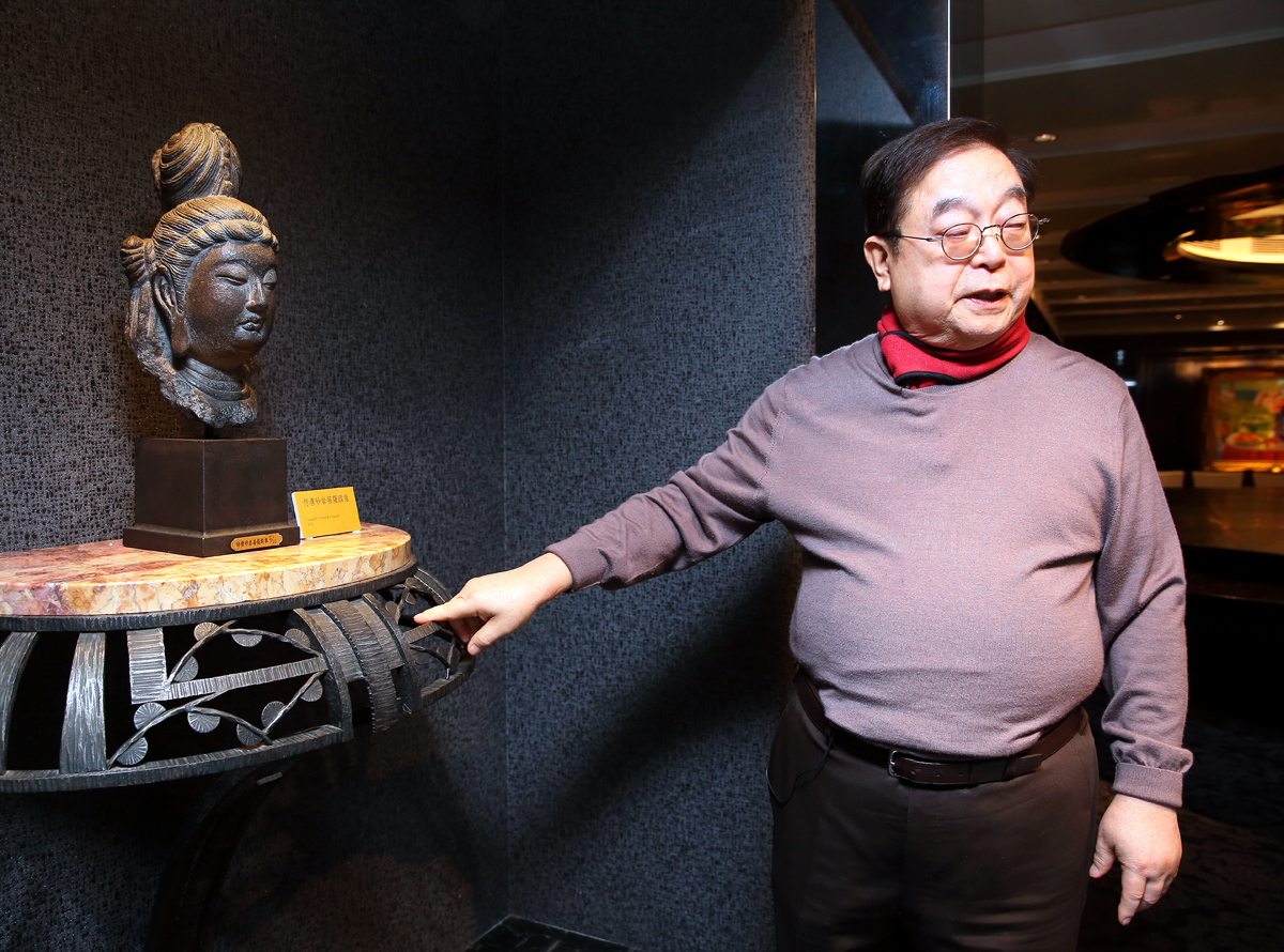 一般人對於佛首收藏多有忌諱，但蔡辰男卻有一套觀看佛首的見解。