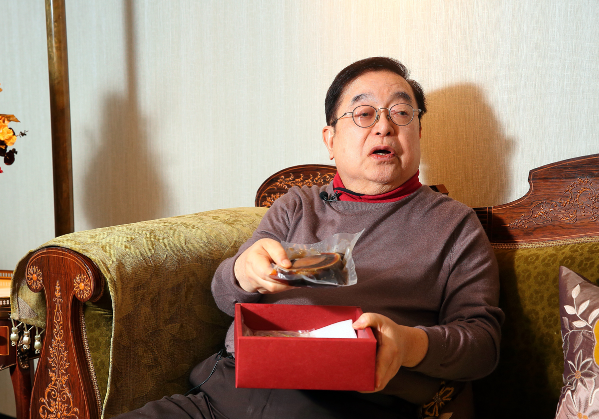 一片日本要價萬元的鮑魚，經過蔡辰男獨門研發，讓價格降至為一片費用為2000元。