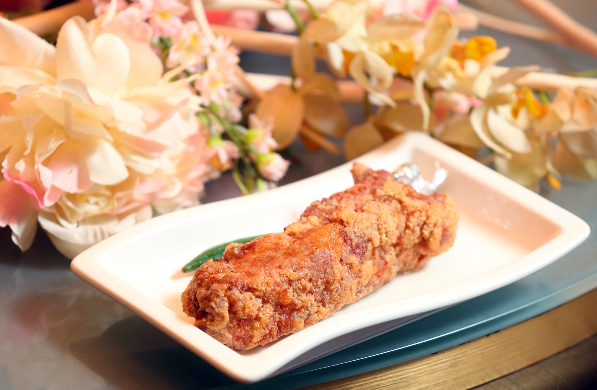 提到哪道台菜研發最令「海峽會」主管們記憶猶新，大家都指向「珊瑚排骨」，從試吃、試做到改良口味，花近半年時間才達到蔡辰男要求。