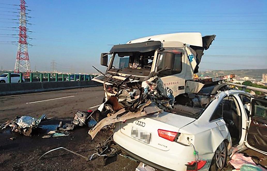 拖板車爆胎失控撞上林世韋開的奧迪跑車，跑車全毀外，更奪走3條人命。（翻攝畫面）