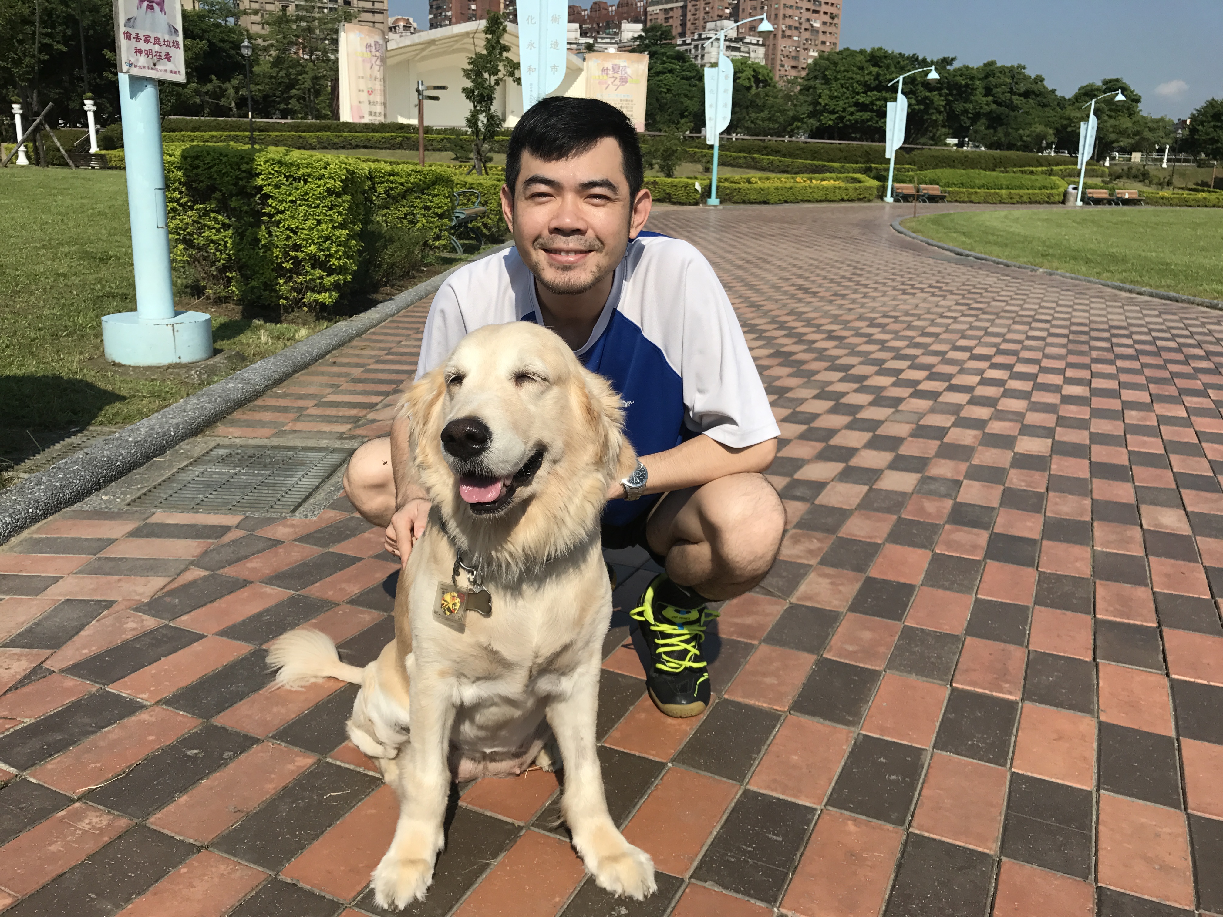 NO NAME一天會帶BELLA出門散步兩三次，回到家後又立刻在地上躺平。（NO NAME提供）