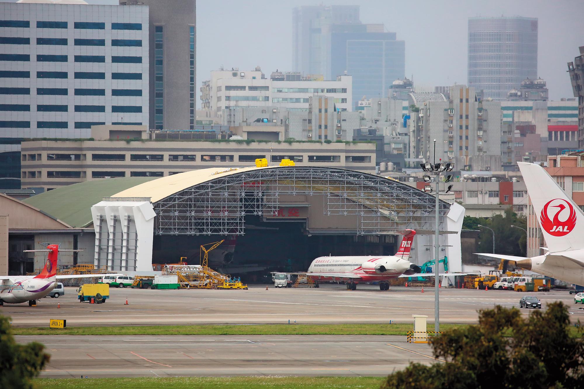 遠東航空1957年成立以來，一直以出色的飛機維修當招牌，位於松山機場旁的機棚是大本營。