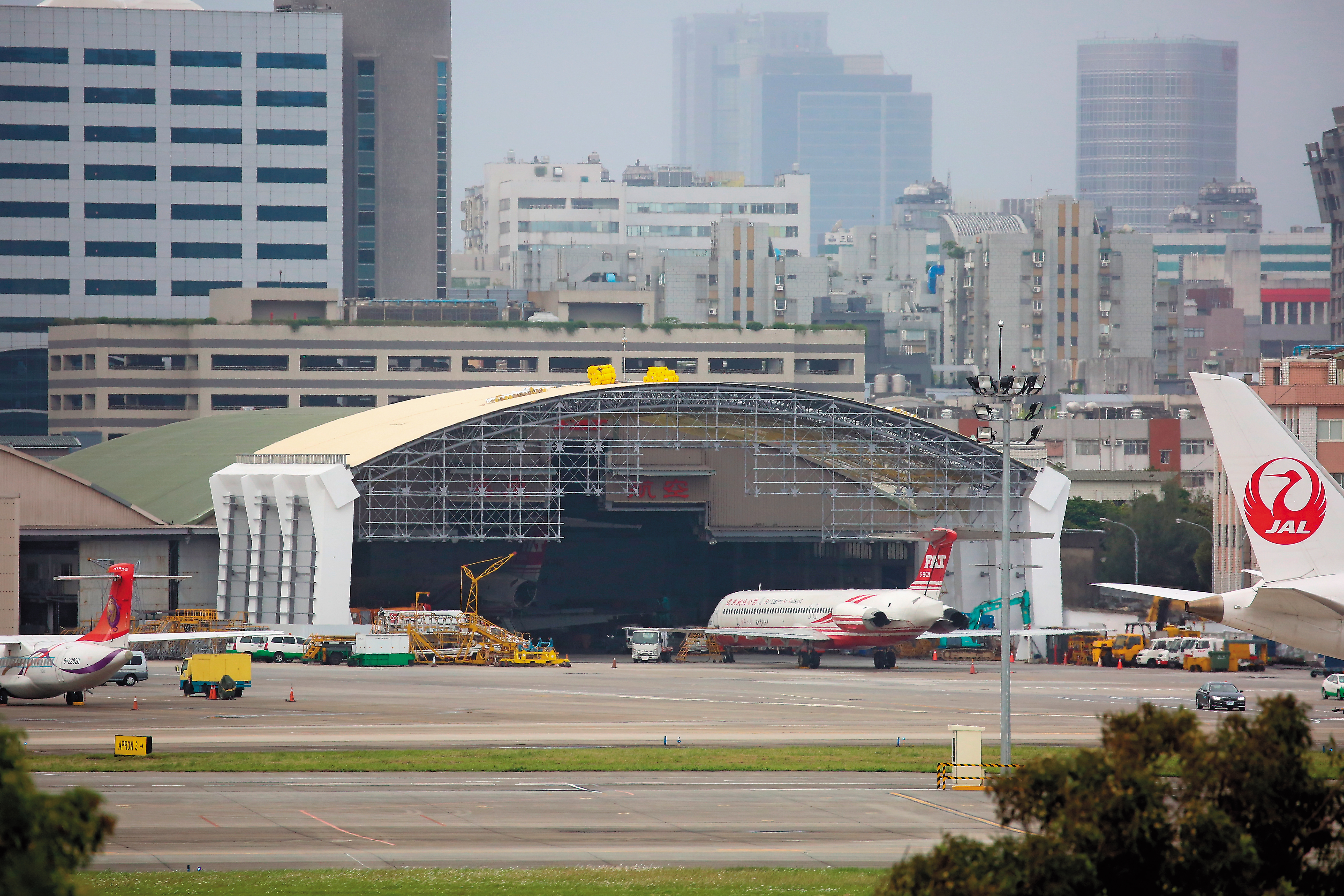 遠東航空1957年成立以來，一直以出色的飛機維修當招牌，位於松山機場旁的機棚是大本營。