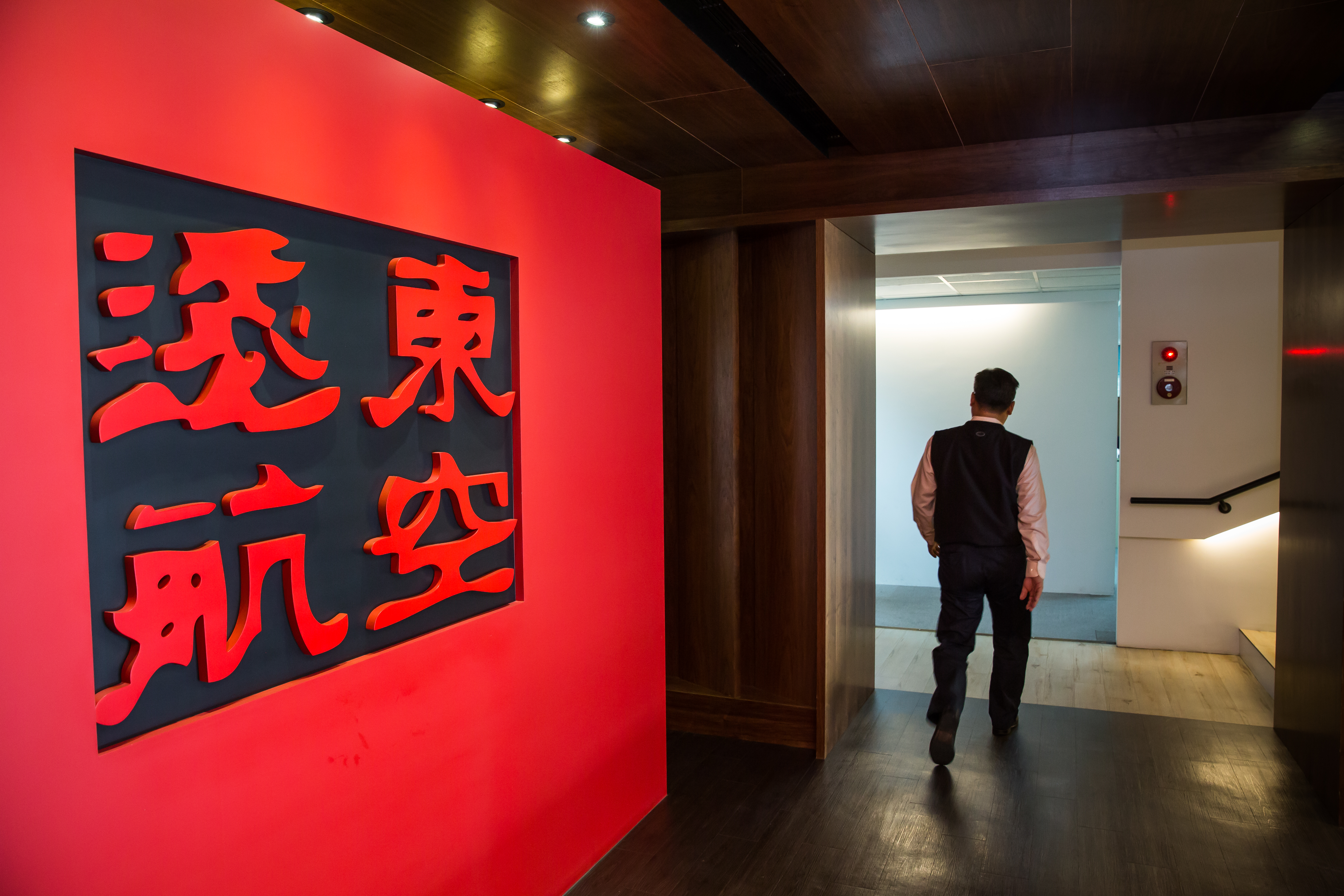 一位復興航空轉至遠航的機師透露，對照立榮機師約27萬元，華信約23萬元的薪水，遠航的ATR機師薪水確實很難拉到一流人才。