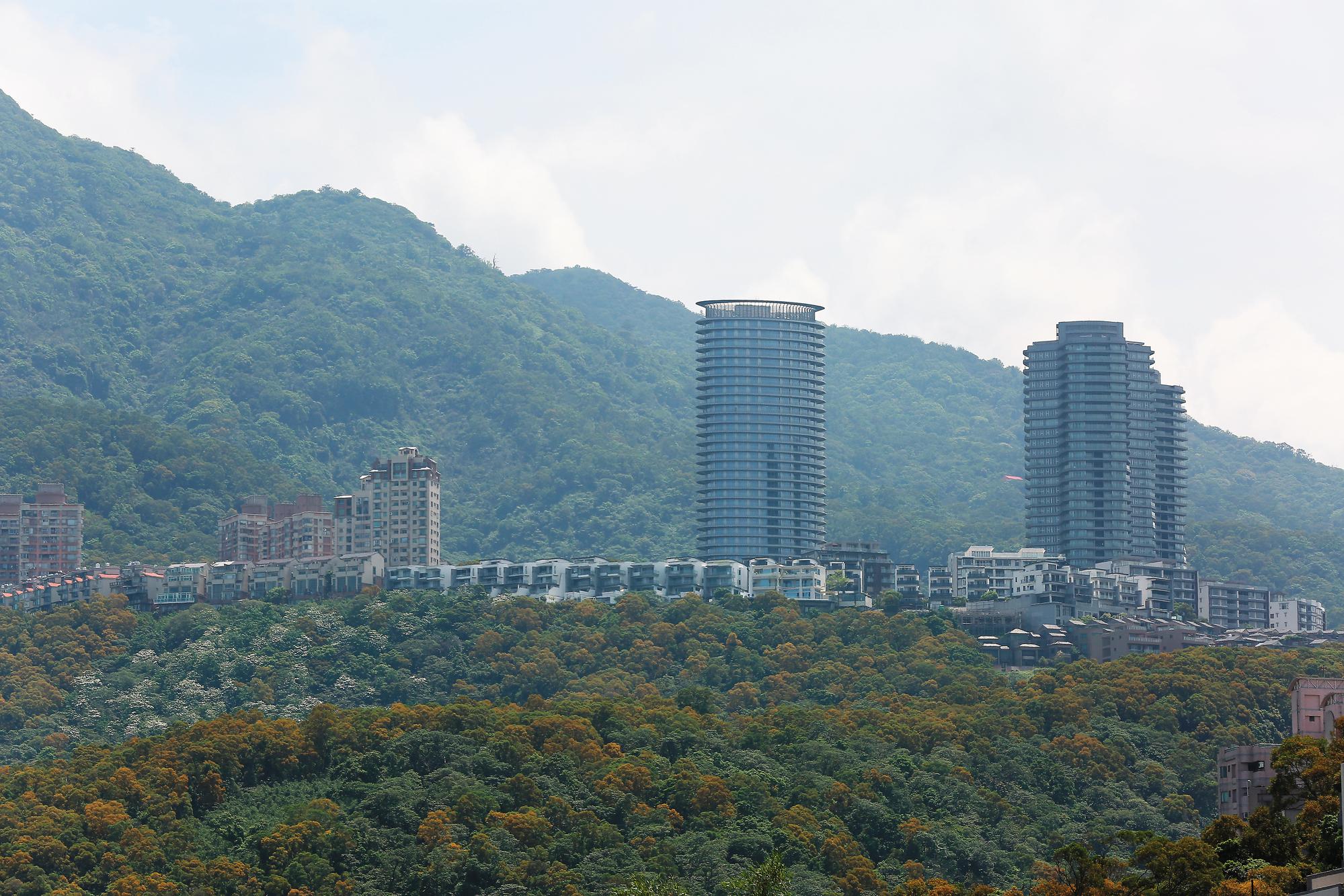 新北市淡水小坪頂被稱為「八掛山」，張綱維旗下的建設公司在此有不少建案。