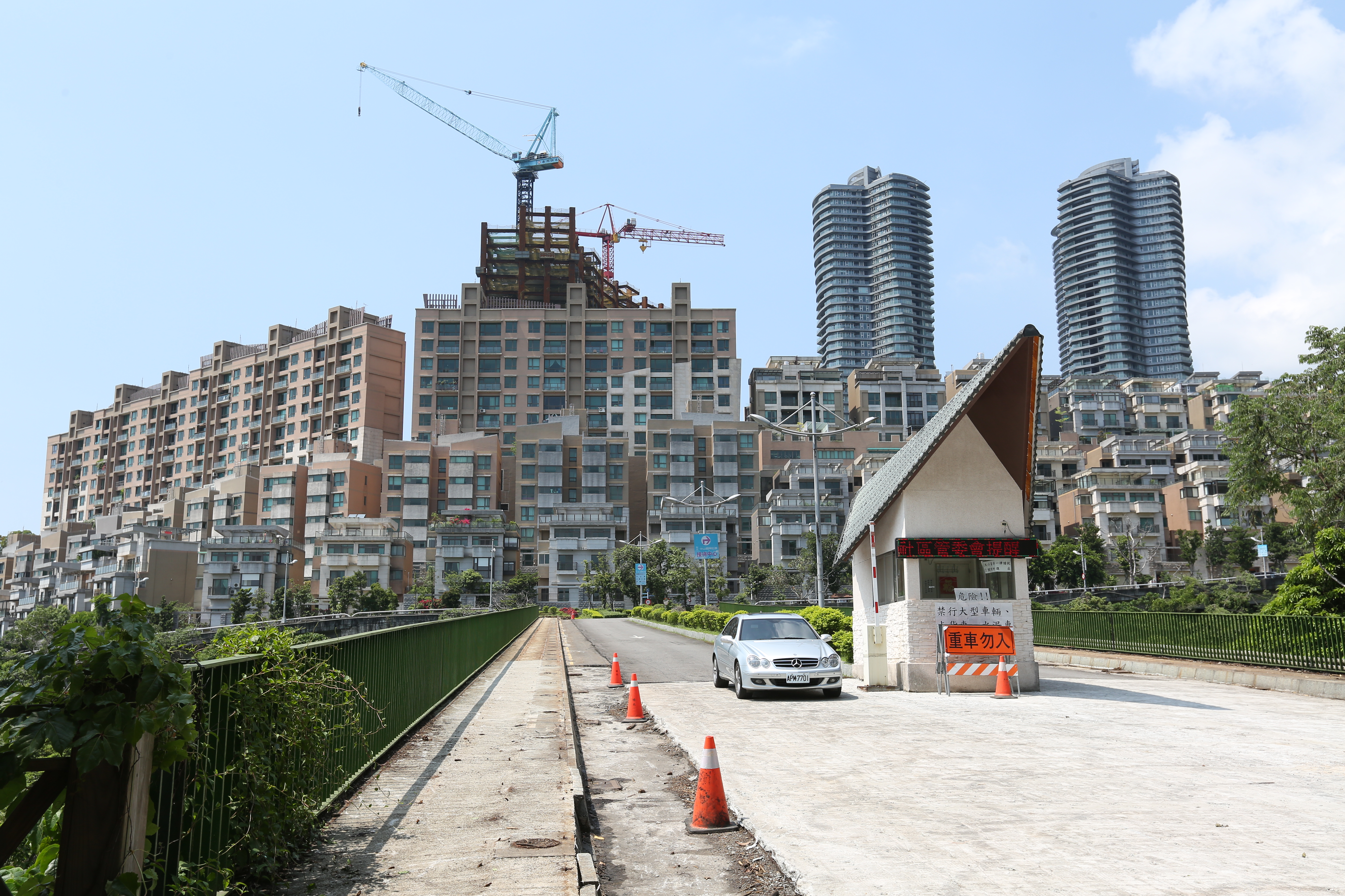 新北市淡水小坪頂被稱為「八掛山」，張綱維旗下的建設公司在此有不少建案。