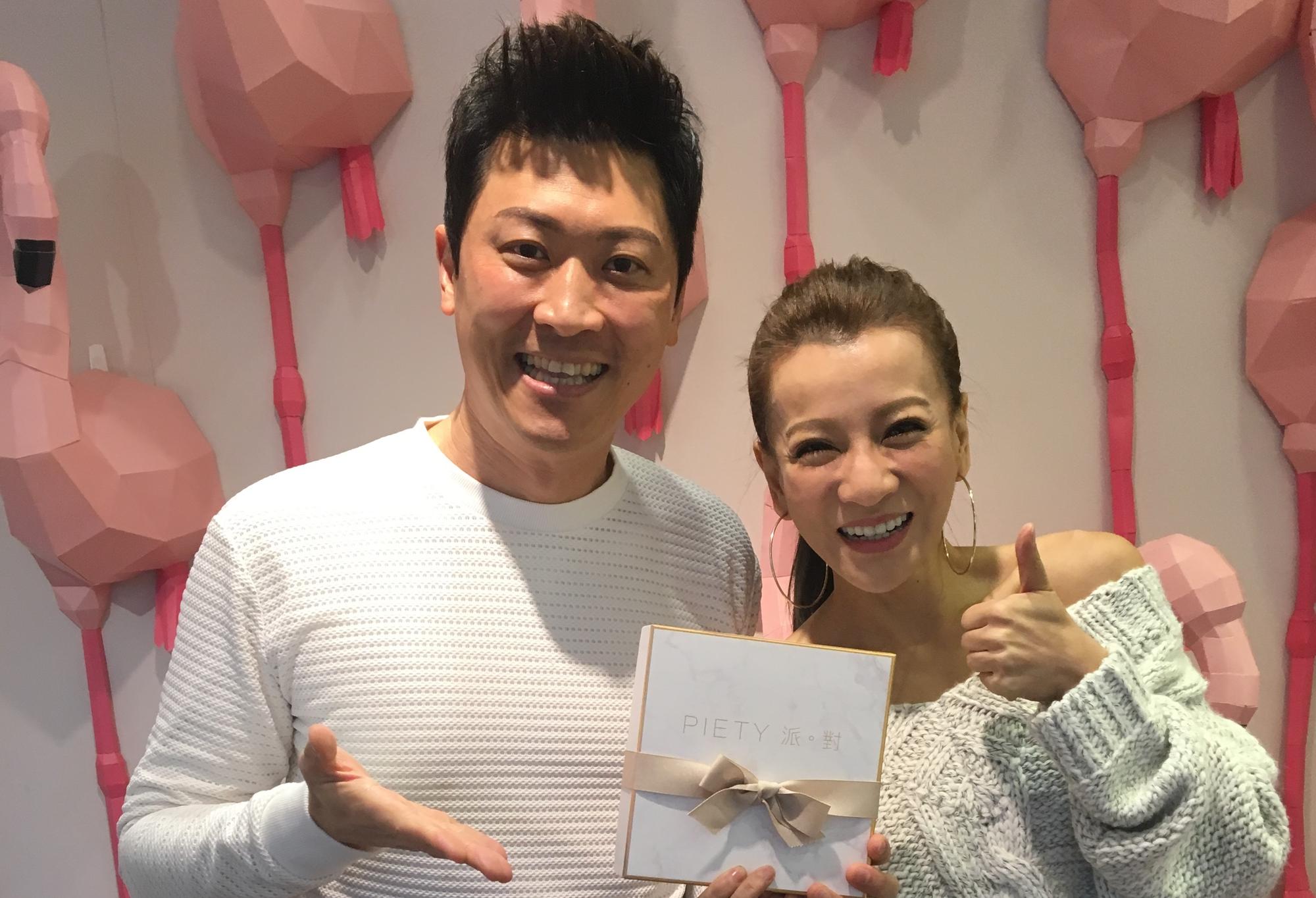 侯昌明(左)與曾雅蘭夫妻開了手工派店,投注很多心血。