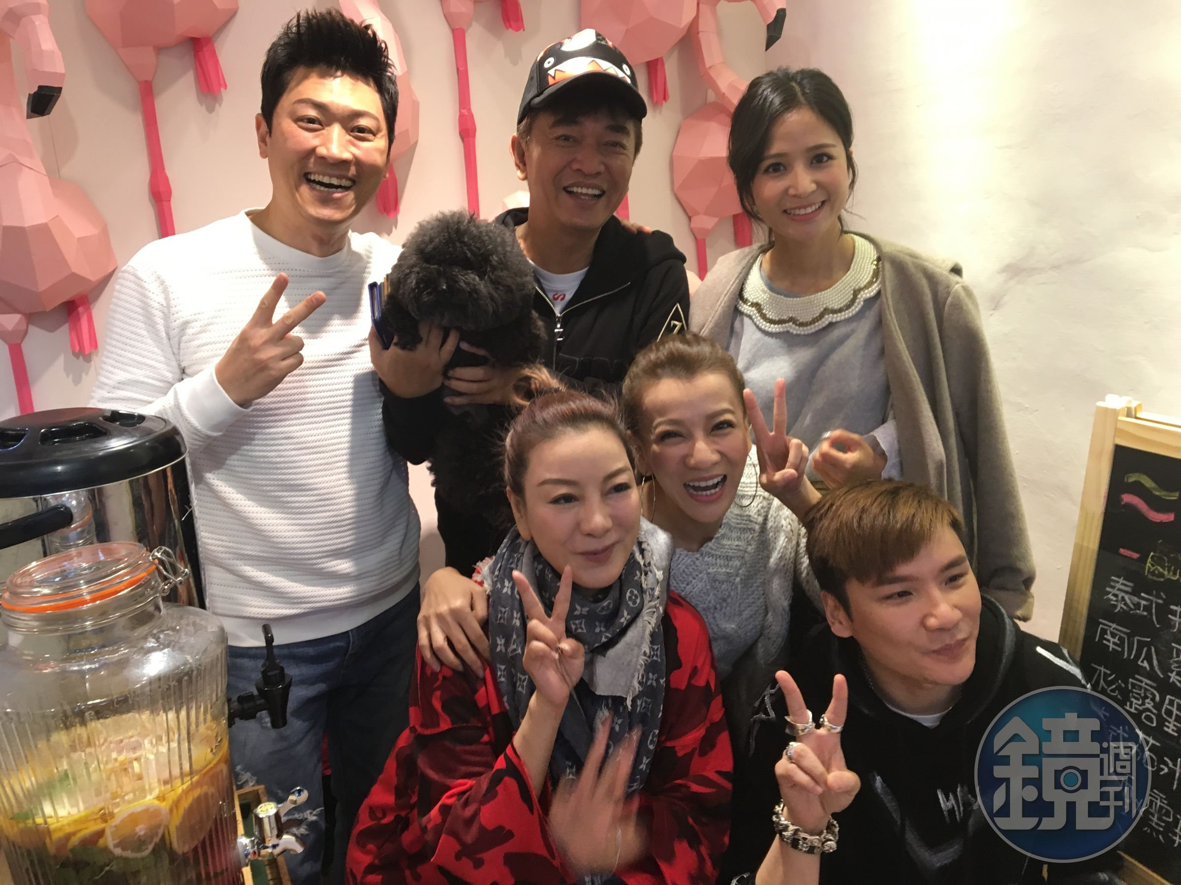 吳宗憲（後排中）驚喜現身侯昌明（後排右）的派店，並分享開店經驗。